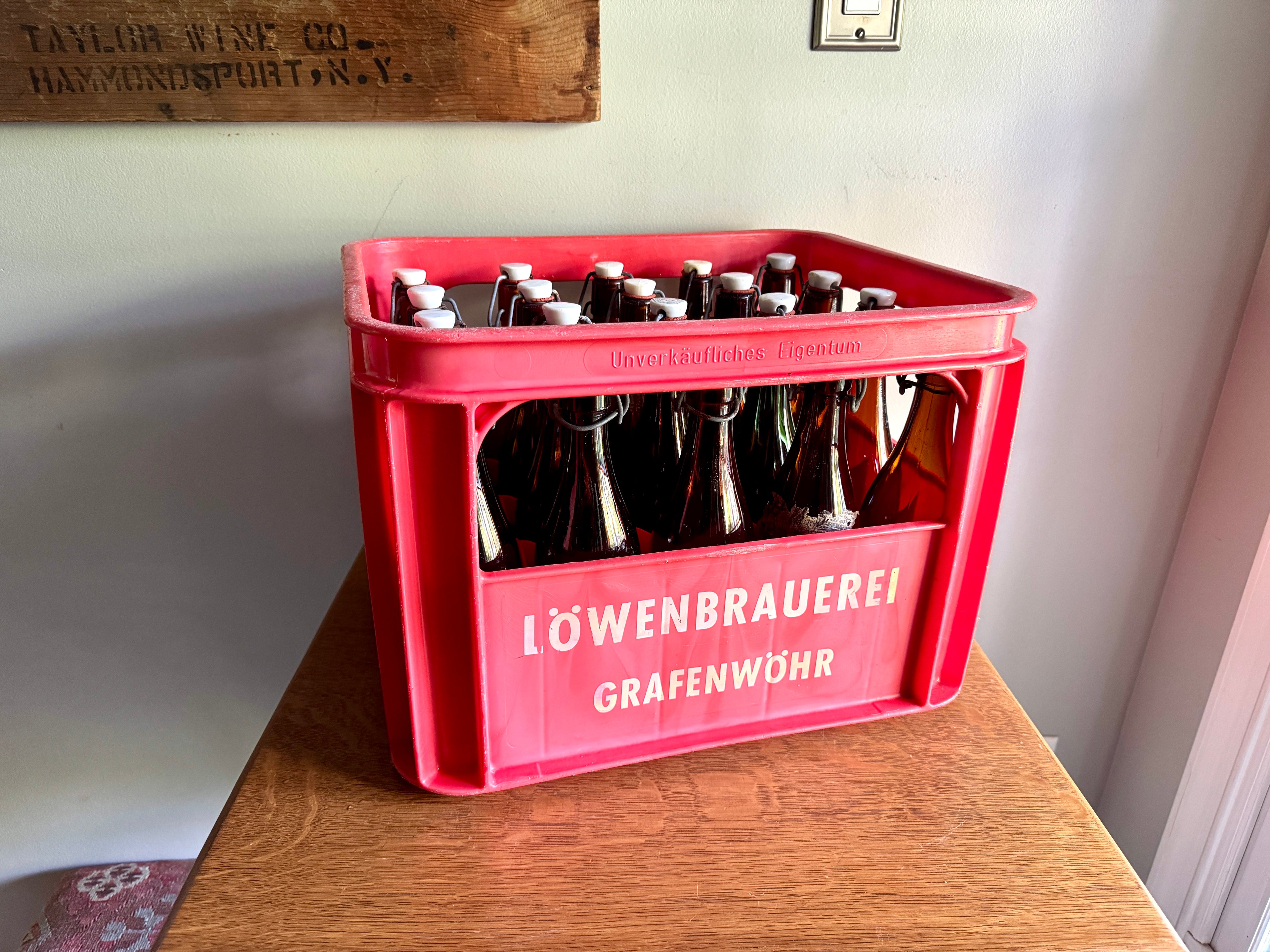Vtg Löwenbrauerei Grafenwöhr Beer Crate with 20 Flip Top Bottles