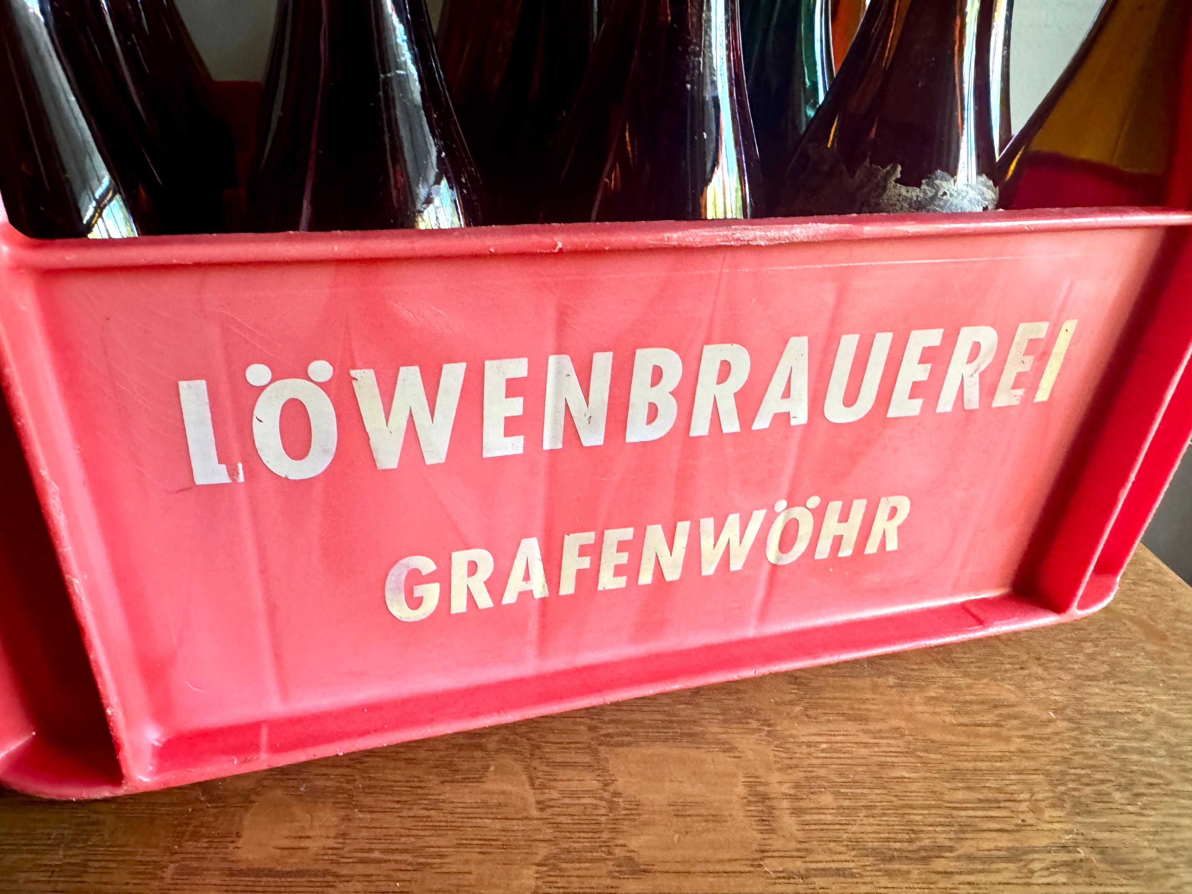 Vtg Löwenbrauerei Grafenwöhr Beer Crate with 20 Flip Top Bottles