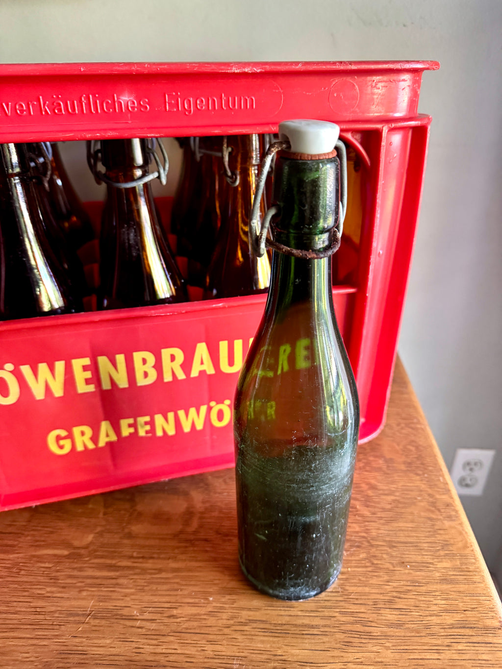 Vtg Löwenbrauerei Grafenwöhr Beer Crate with 20 Flip Top Bottles