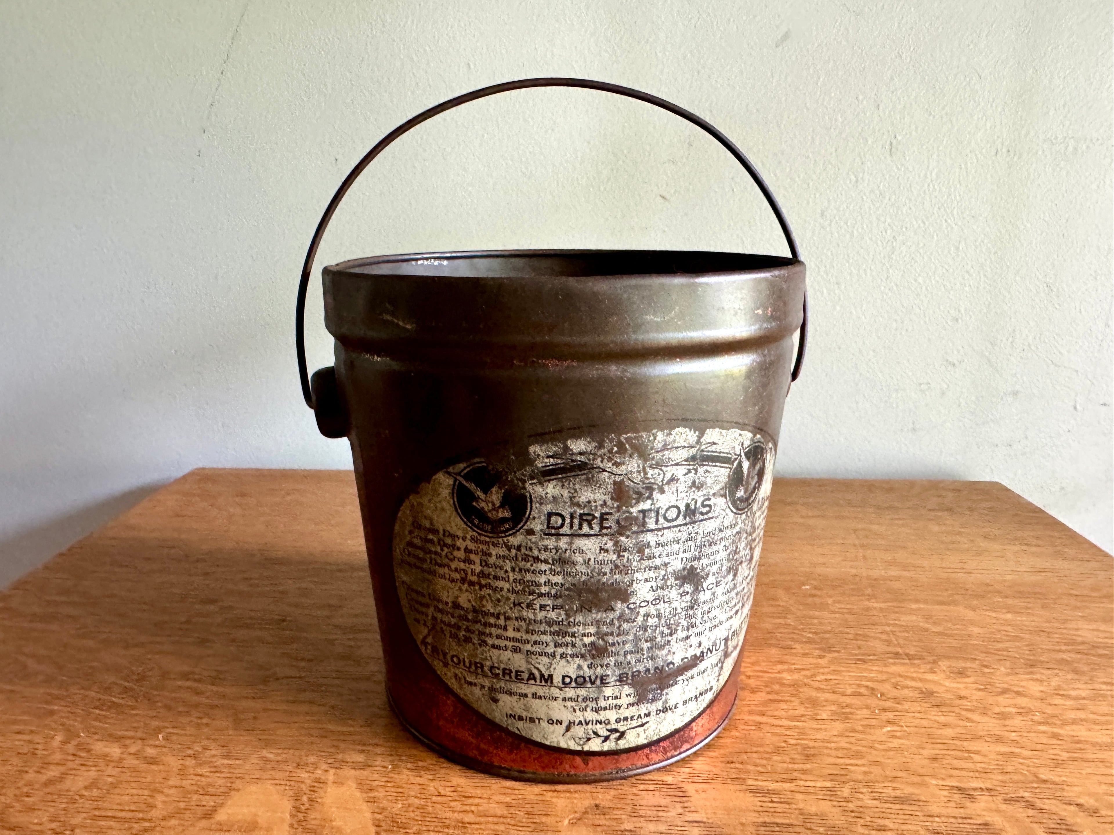 Vtg Distressed Cream Dove Shortening TIn ~ 4.6 Lbs. Cream Dove Tin with Handle