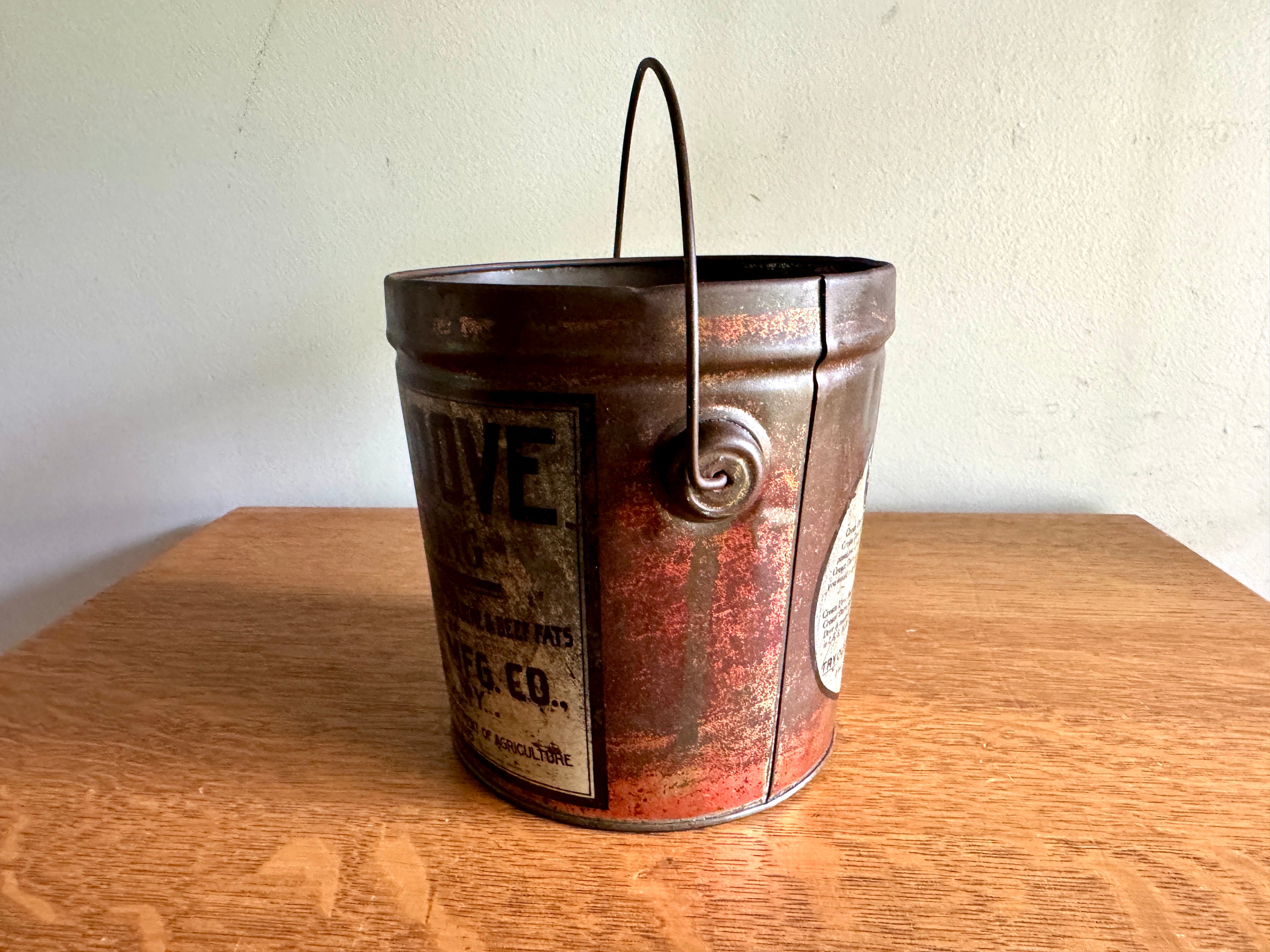 Vtg Distressed Cream Dove Shortening TIn ~ 4.6 Lbs. Cream Dove Tin with Handle