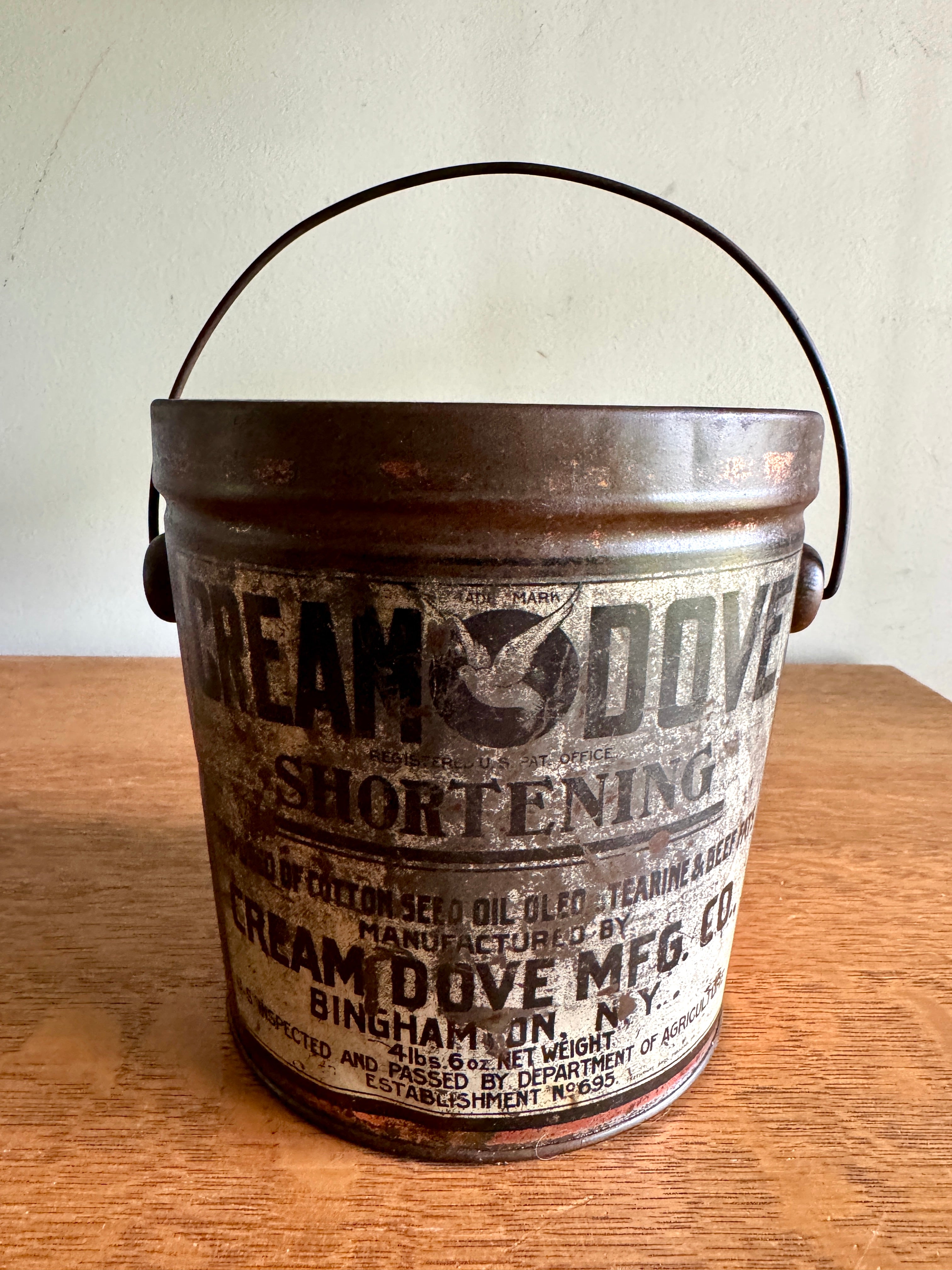 Vtg Distressed Cream Dove Shortening TIn ~ 4.6 Lbs. Cream Dove Tin with Handle
