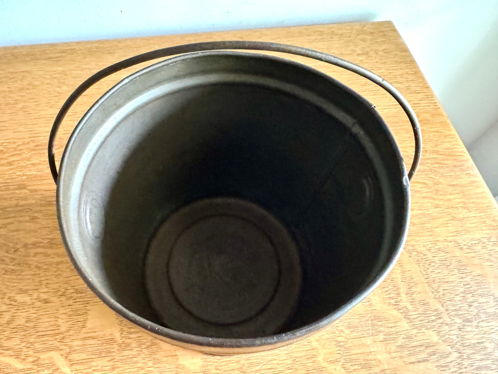 Vtg Distressed Cream Dove Shortening TIn ~ 4.6 Lbs. Cream Dove Tin with Handle