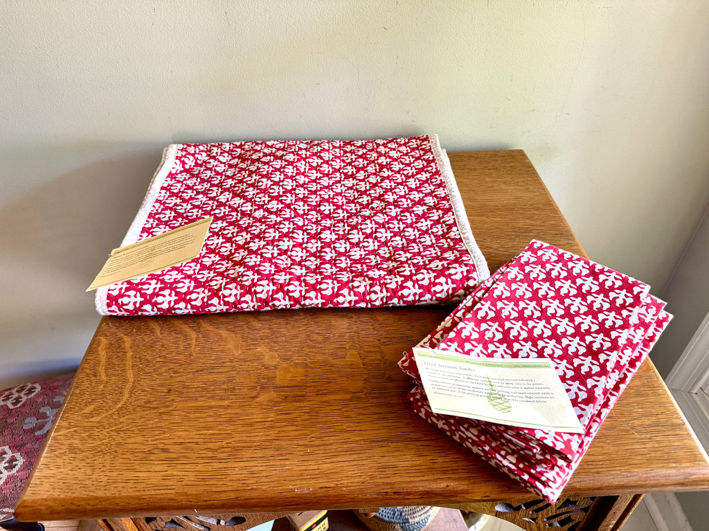 2005 William and Sonoma 4 Cloth Napkins and Matching Table Runner (deadstock)