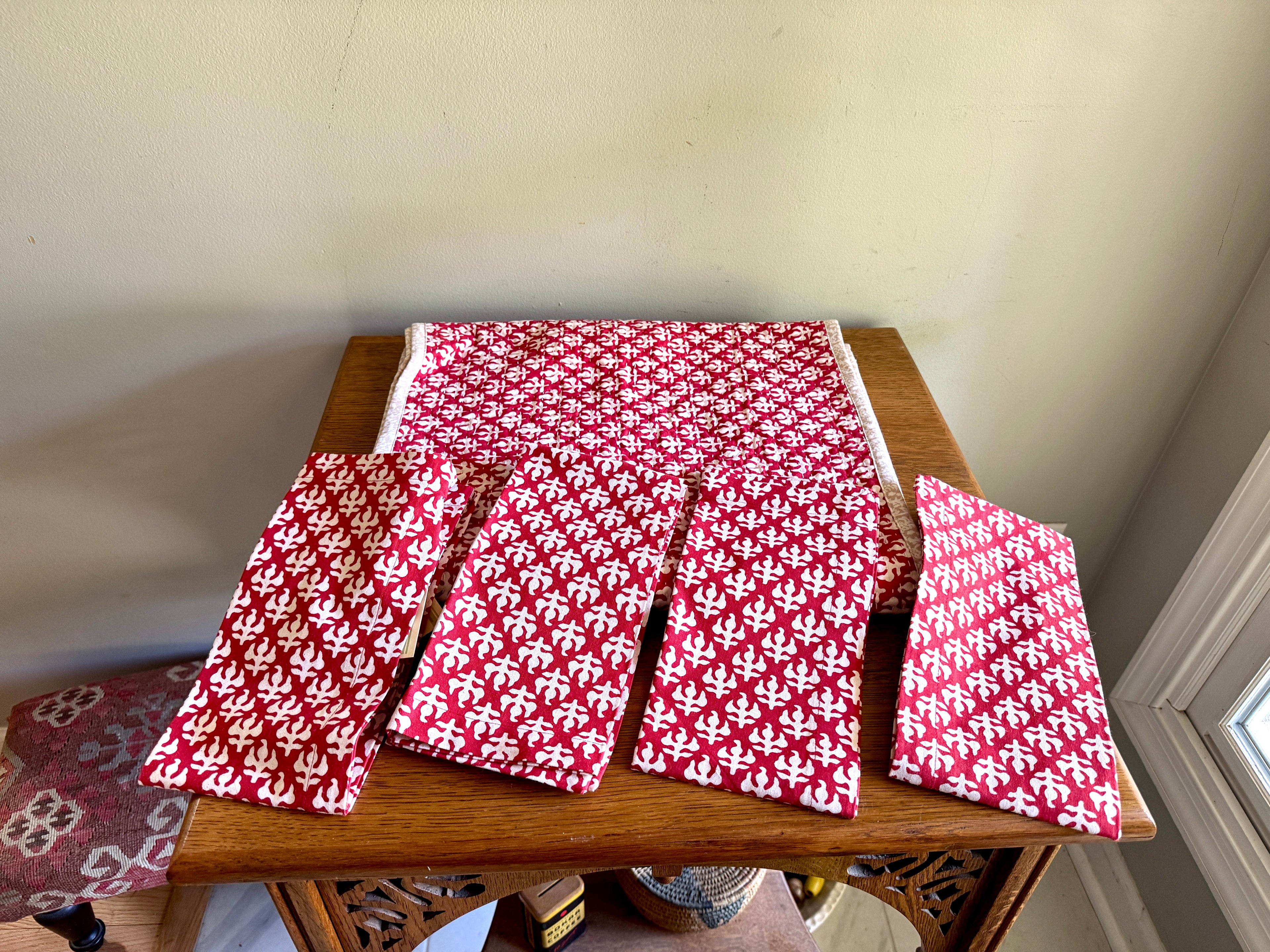 2005 William and Sonoma 4 Cloth Napkins and Matching Table Runner (deadstock)