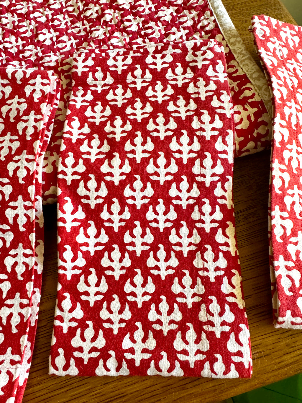 2005 William and Sonoma 4 Cloth Napkins and Matching Table Runner (deadstock)