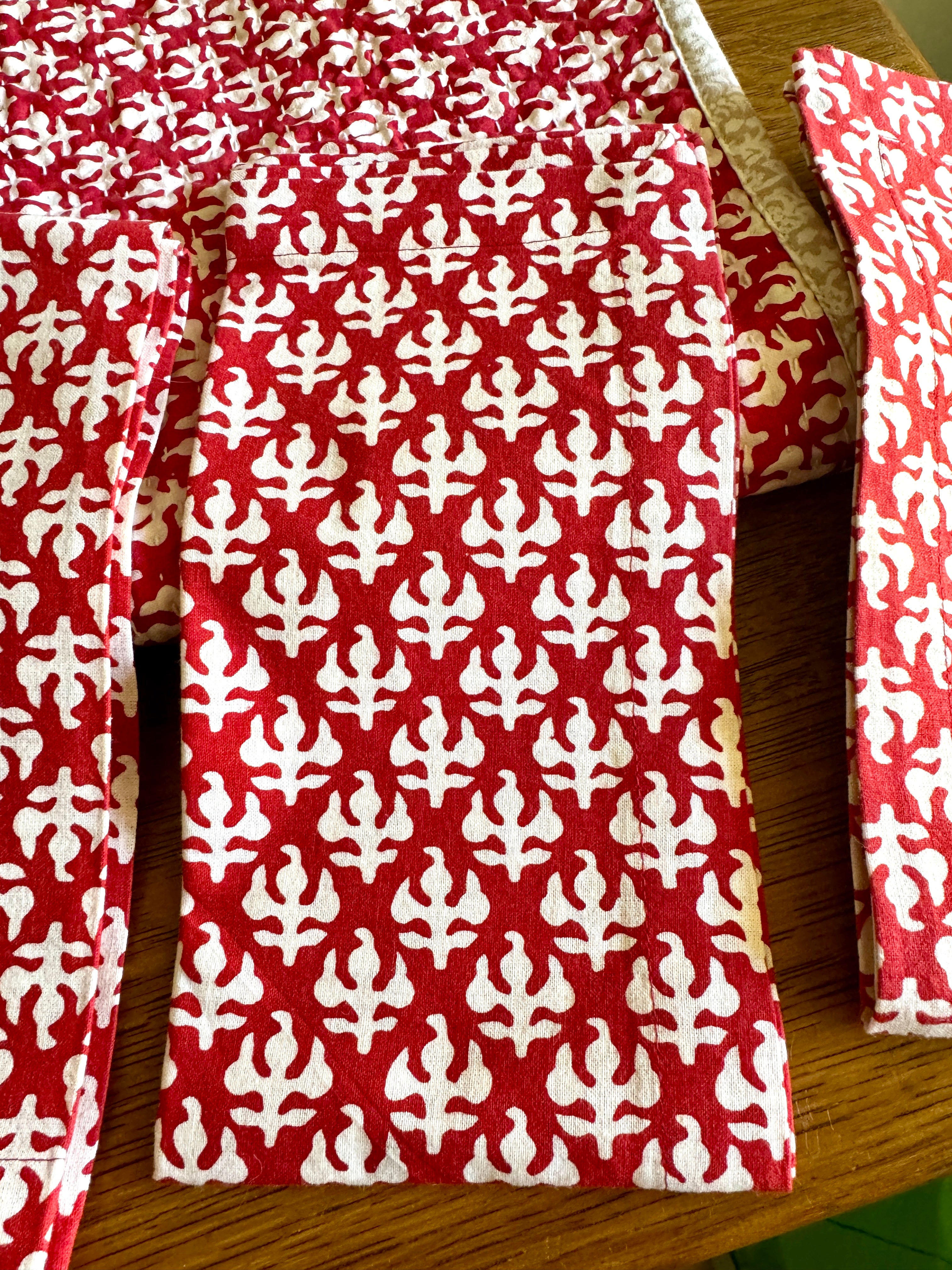 2005 William and Sonoma 4 Cloth Napkins and Matching Table Runner (deadstock)