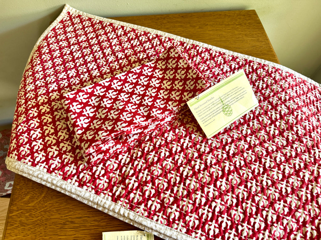 2005 William and Sonoma 4 Cloth Napkins and Matching Table Runner (deadstock)