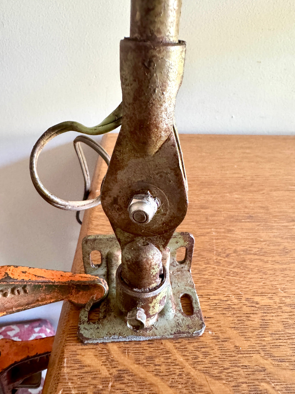 1950s Industrial Screw On Adjustable Task Desk Lamp by Fostoria American Design ~ Distressed Shop Lamp