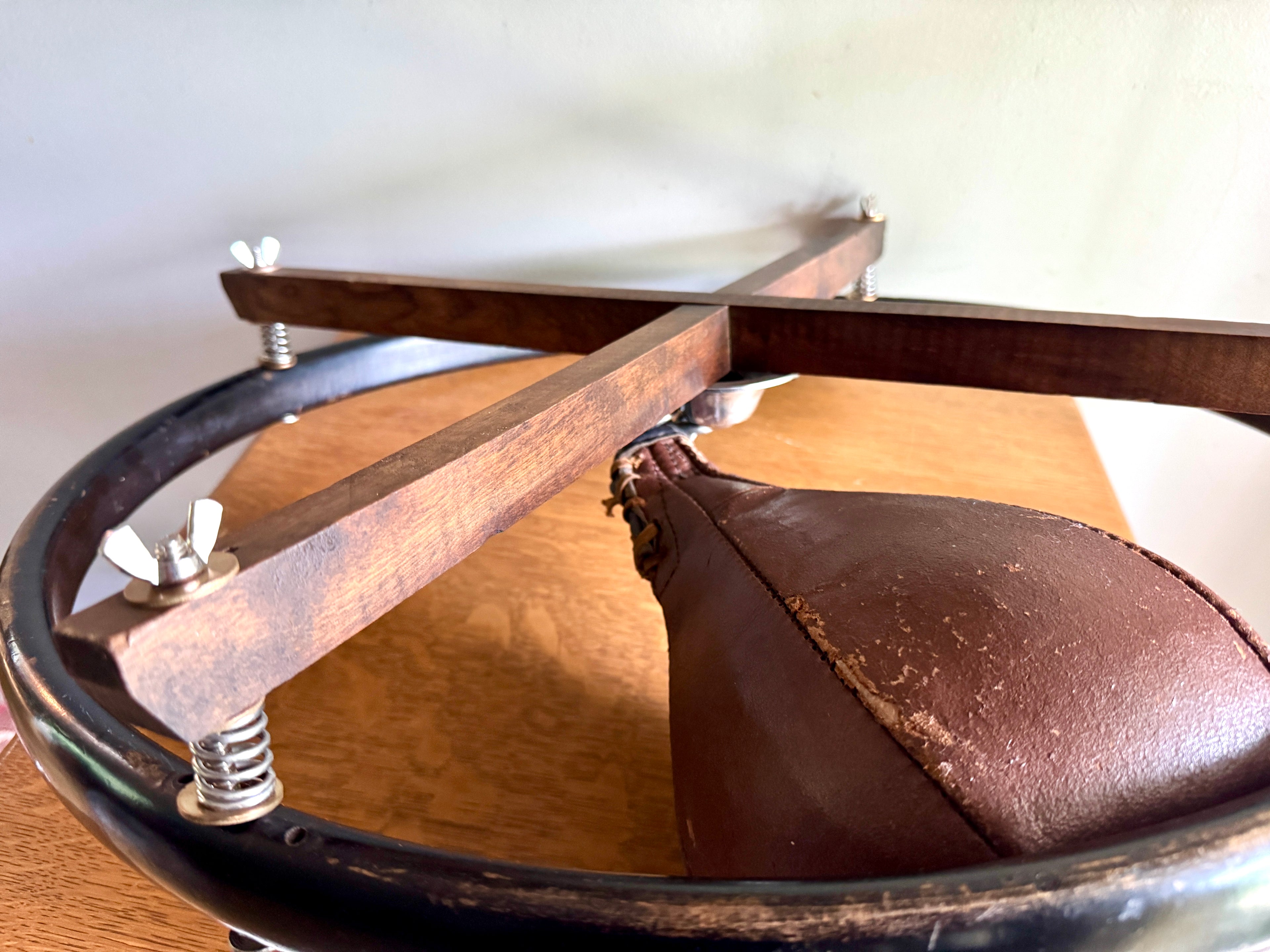 Vtg Everlast Wood Frame and RIng Speed Bag ~ Everlast Leather Speed Bag