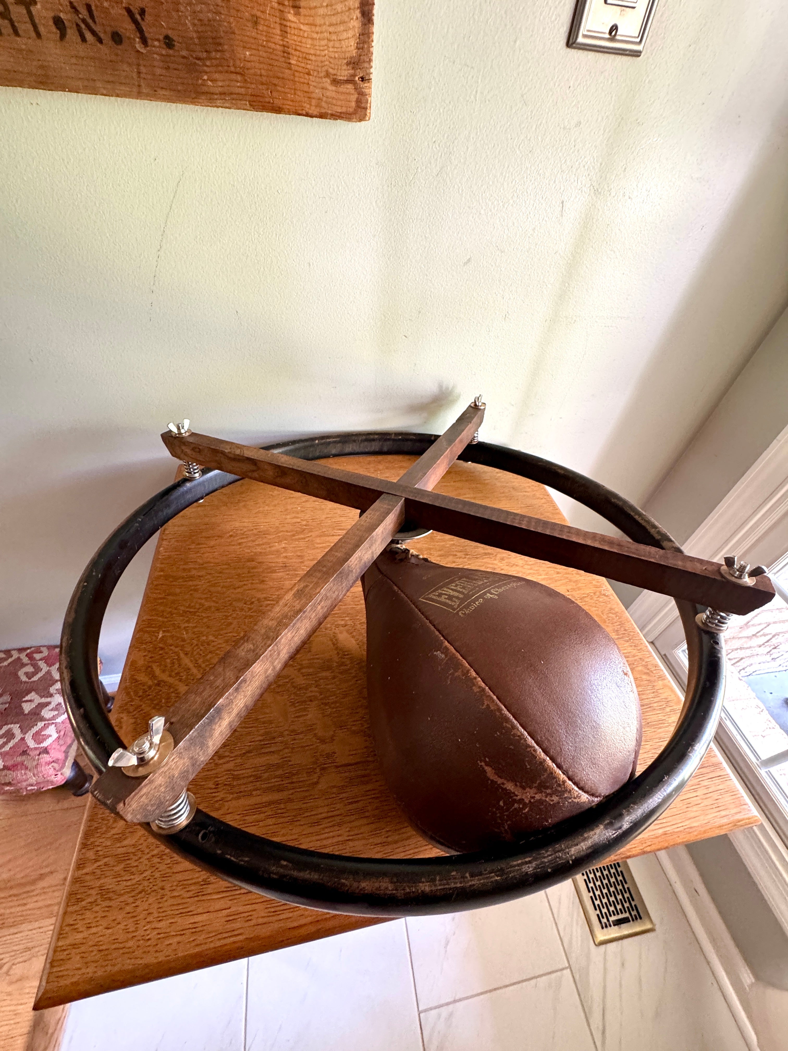 Vtg Everlast Wood Frame and RIng Speed Bag ~ Everlast Leather Speed Bag