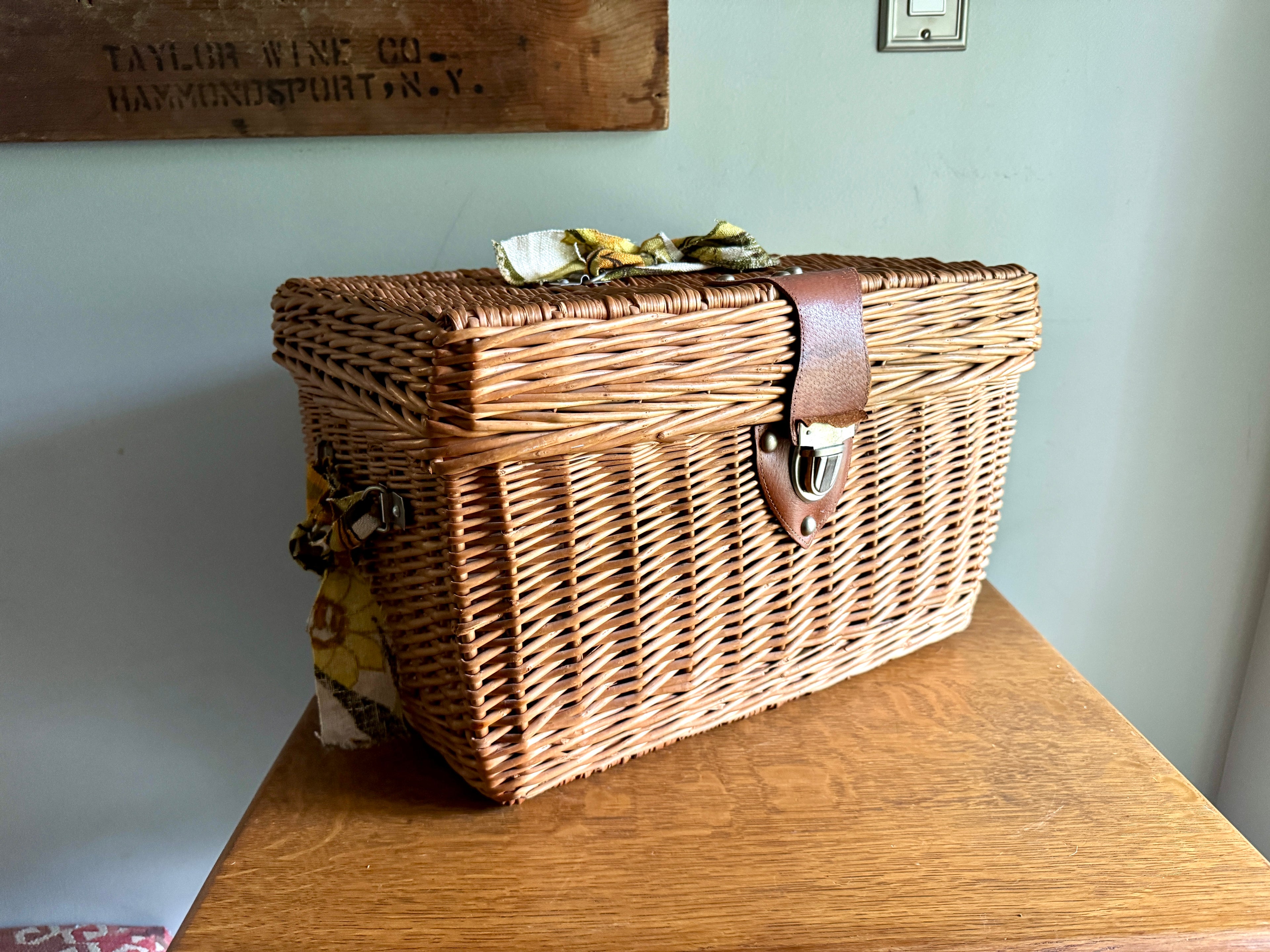 Vtg Large Wicker Picnic Basket ~ Hinged Lid Basket Storage With Cloth Handles