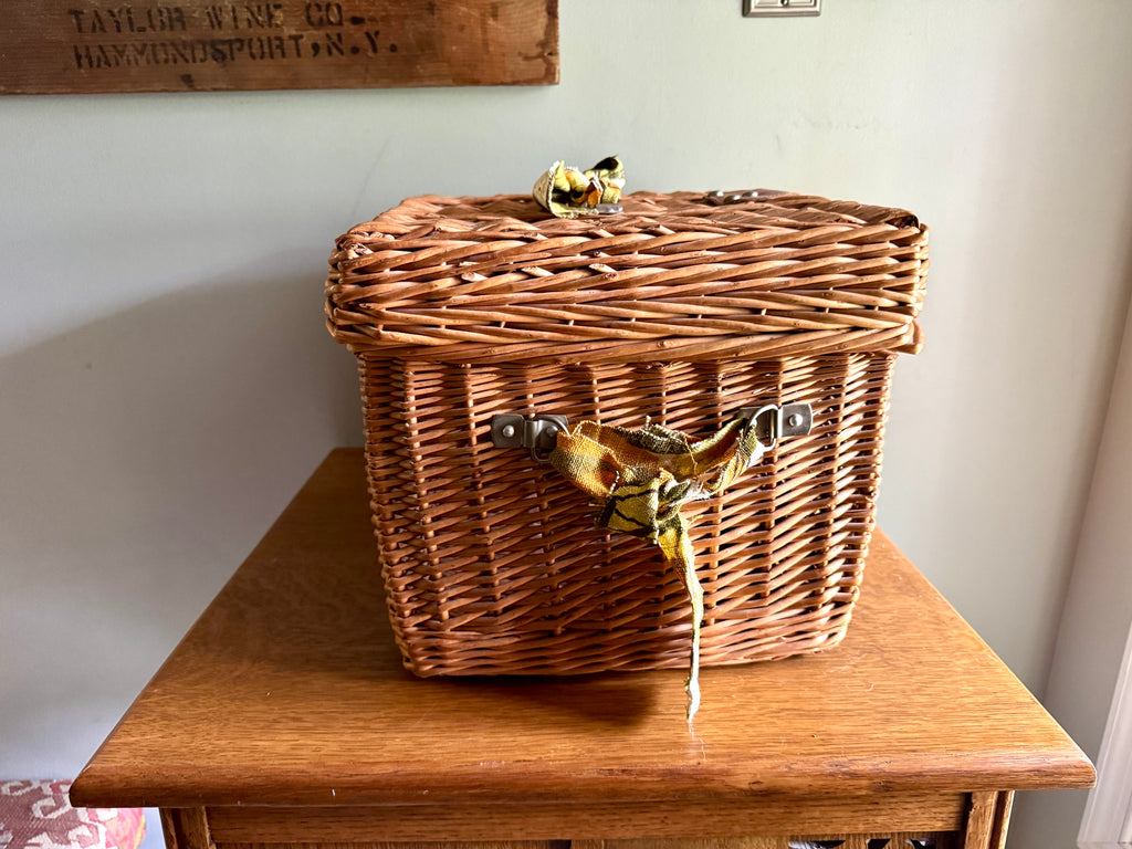 Vtg Large Wicker Picnic Basket ~ Hinged Lid Basket Storage With Cloth Handles