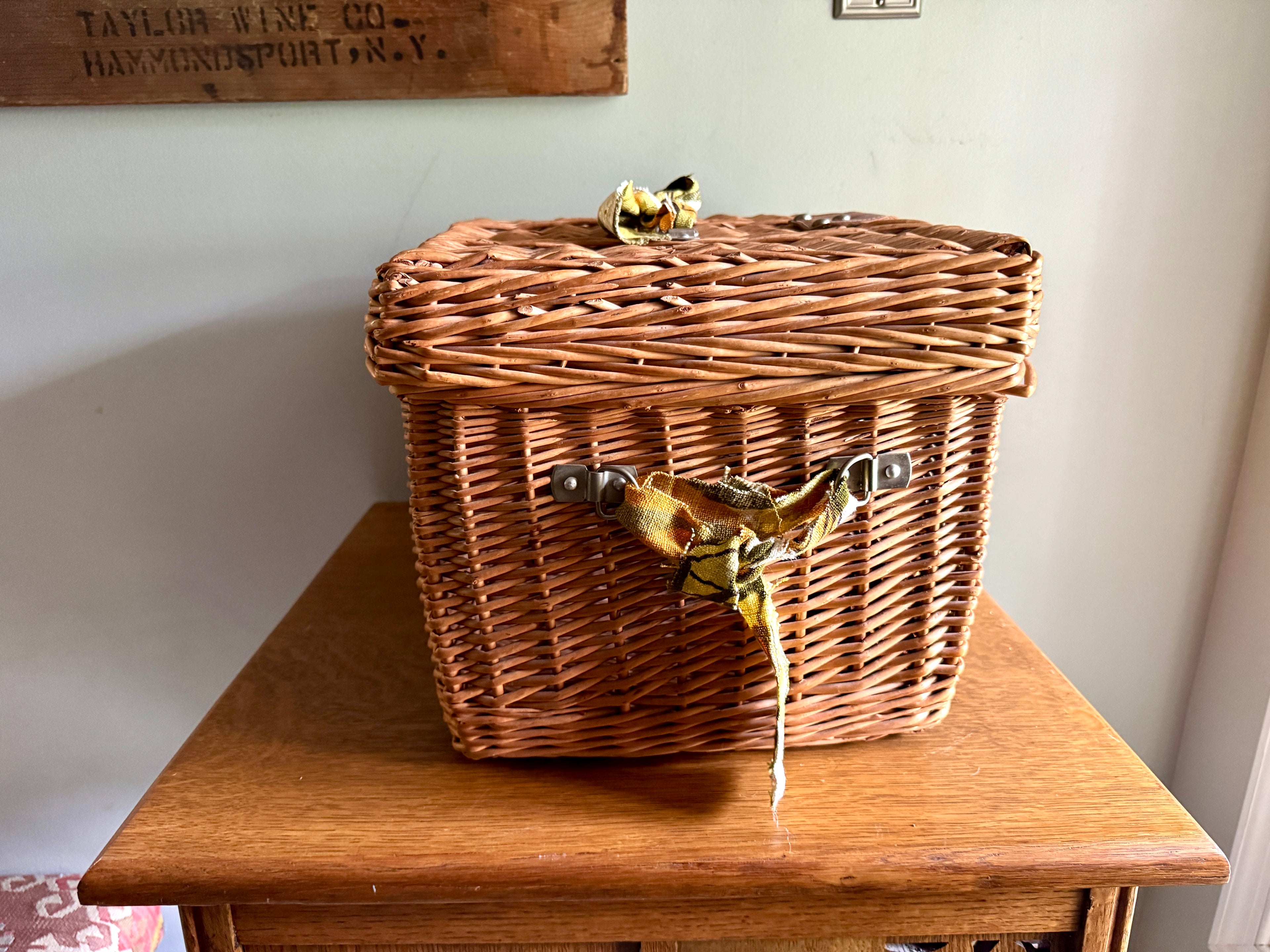 Vtg Large Wicker Picnic Basket ~ Hinged Lid Basket Storage With Cloth Handles
