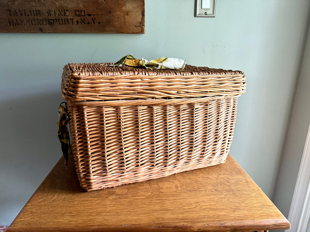 Vtg Large Wicker Picnic Basket ~ Hinged Lid Basket Storage With Cloth Handles