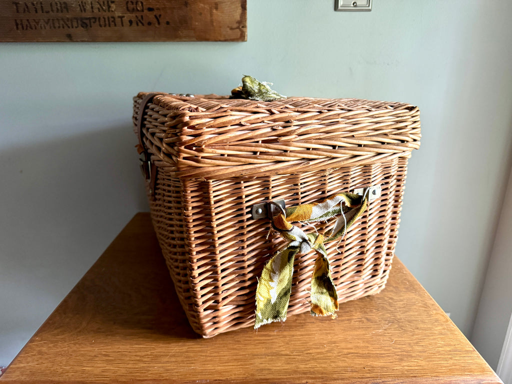 Vtg Large Wicker Picnic Basket ~ Hinged Lid Basket Storage With Cloth Handles