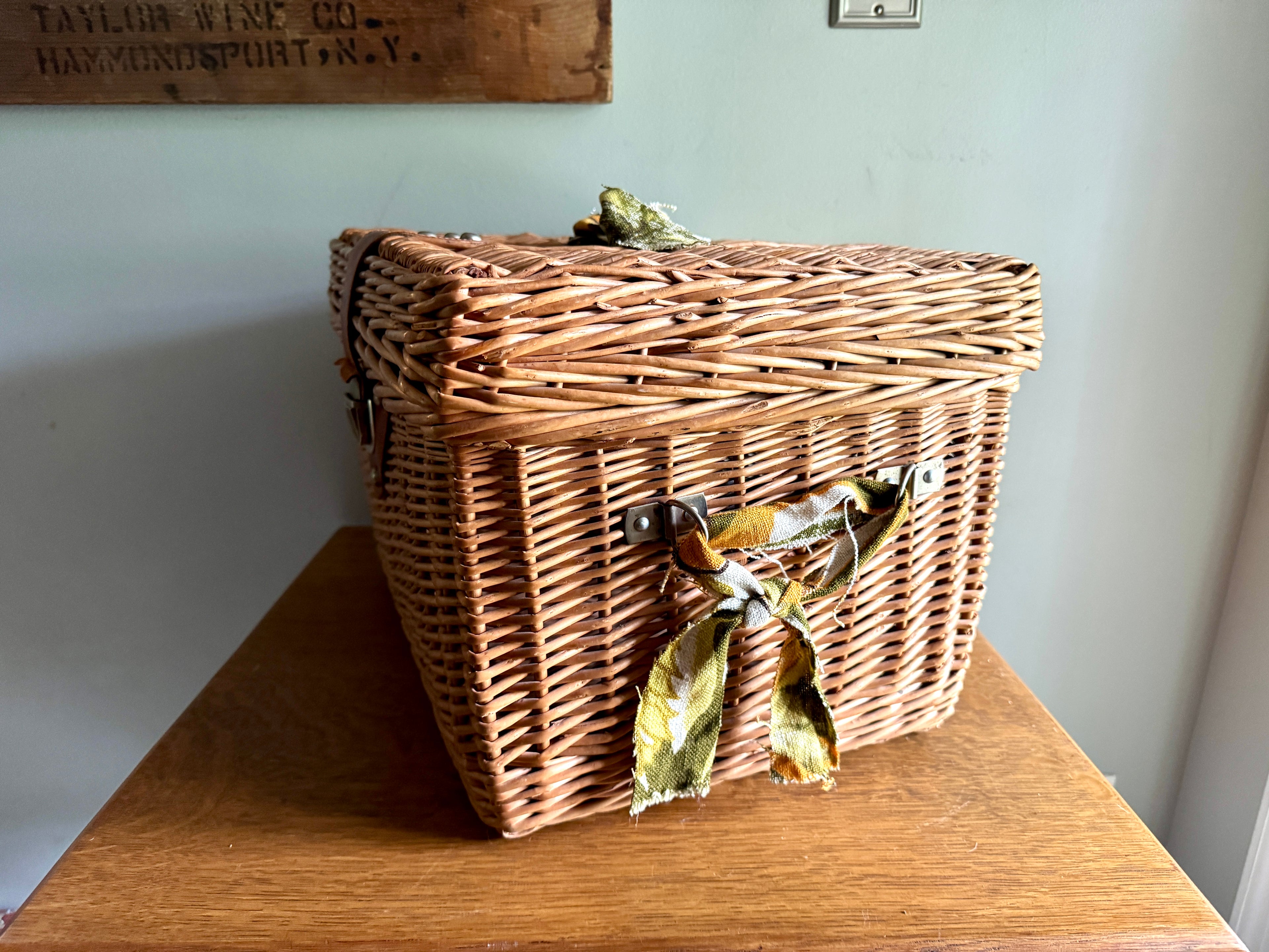 Vtg Large Wicker Picnic Basket ~ Hinged Lid Basket Storage With Cloth Handles