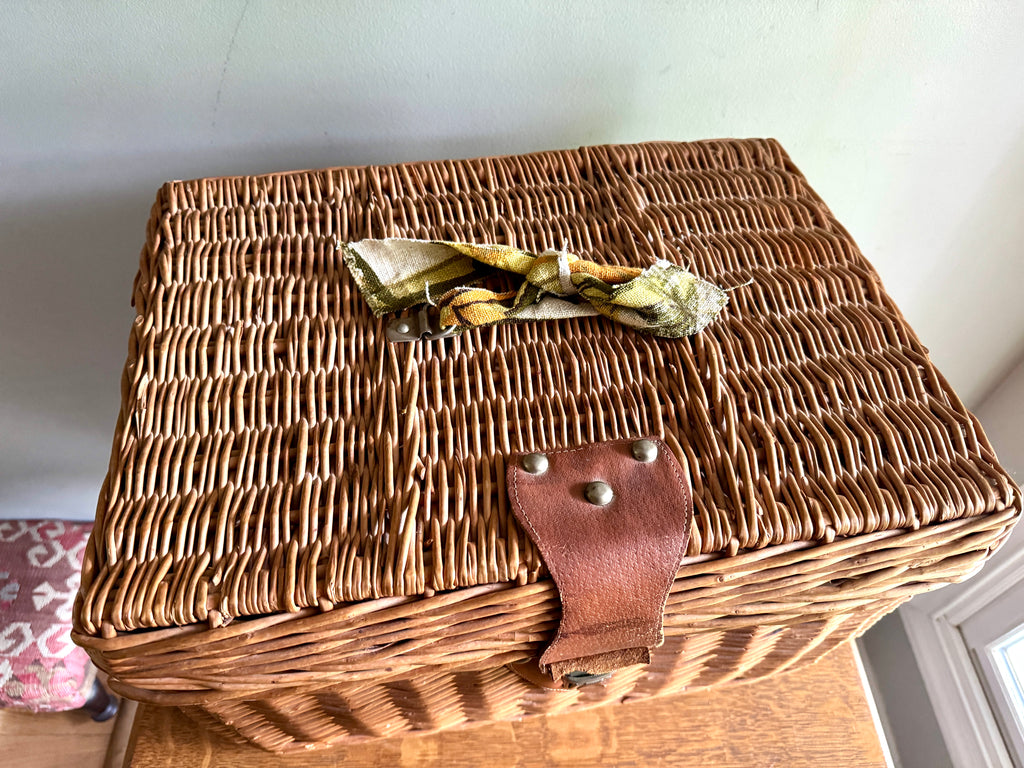 Vtg Large Wicker Picnic Basket ~ Hinged Lid Basket Storage With Cloth Handles