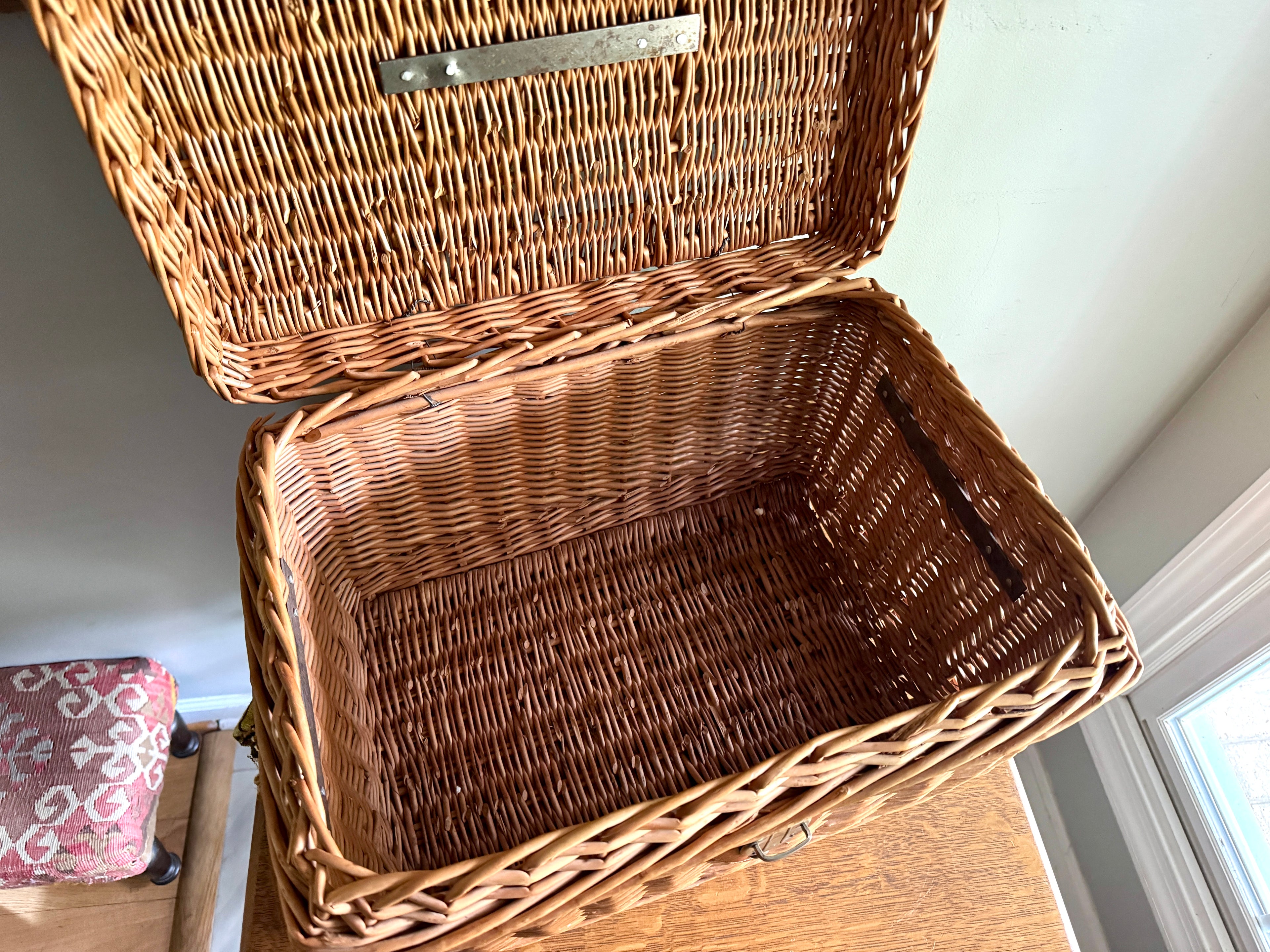 Vtg Large Wicker Picnic Basket ~ Hinged Lid Basket Storage With Cloth Handles