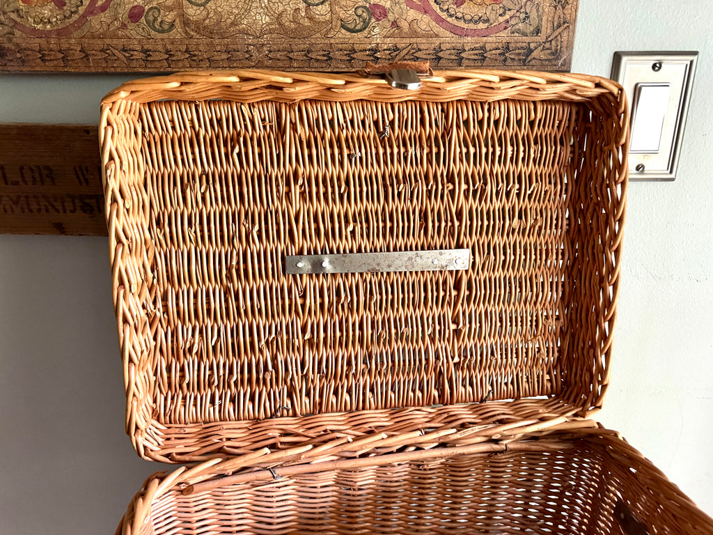Vtg Large Wicker Picnic Basket ~ Hinged Lid Basket Storage With Cloth Handles