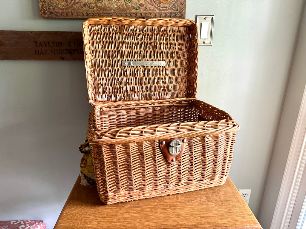 Vtg Large Wicker Picnic Basket ~ Hinged Lid Basket Storage With Cloth Handles