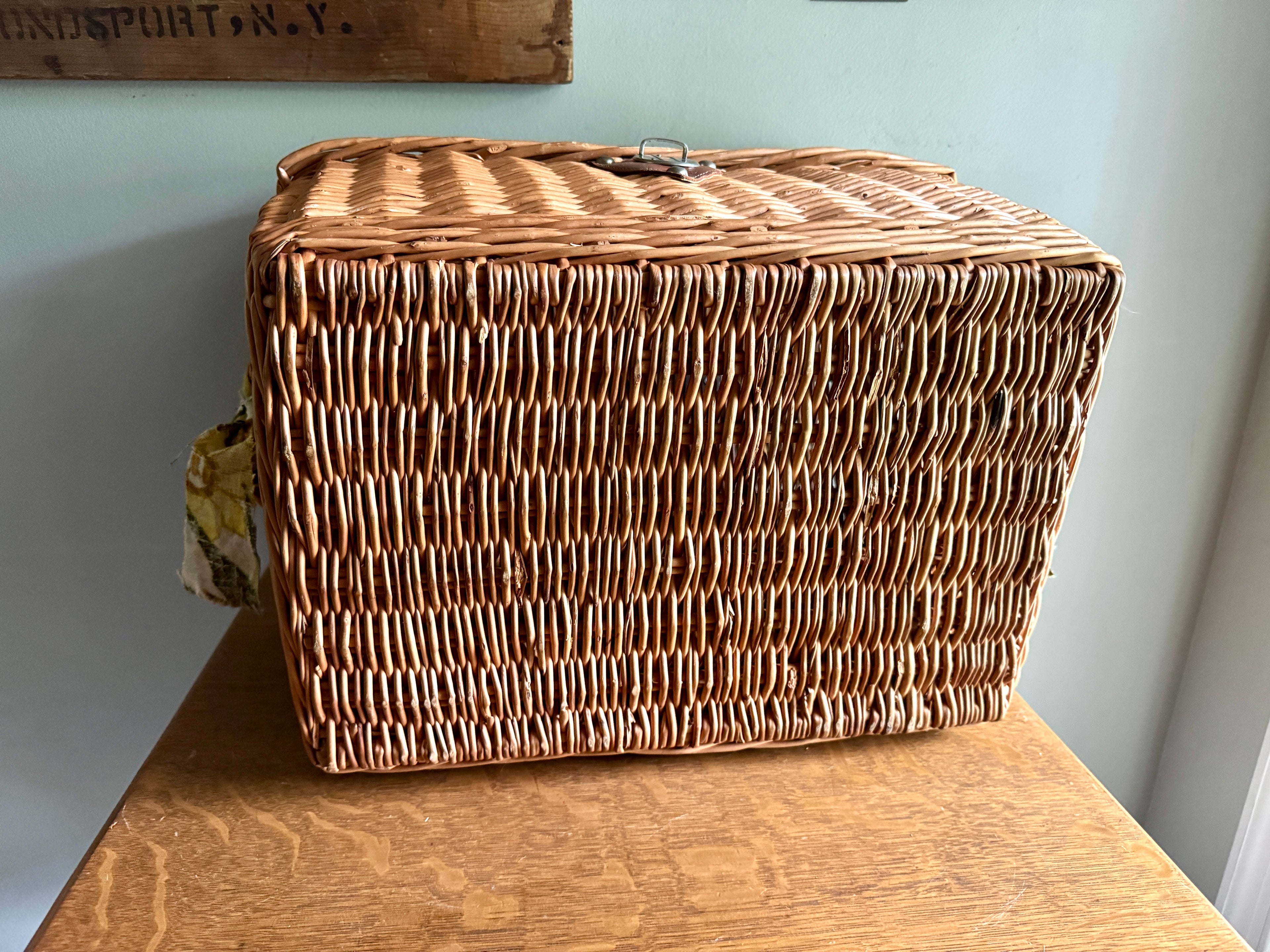 Vtg Large Wicker Picnic Basket ~ Hinged Lid Basket Storage With Cloth Handles