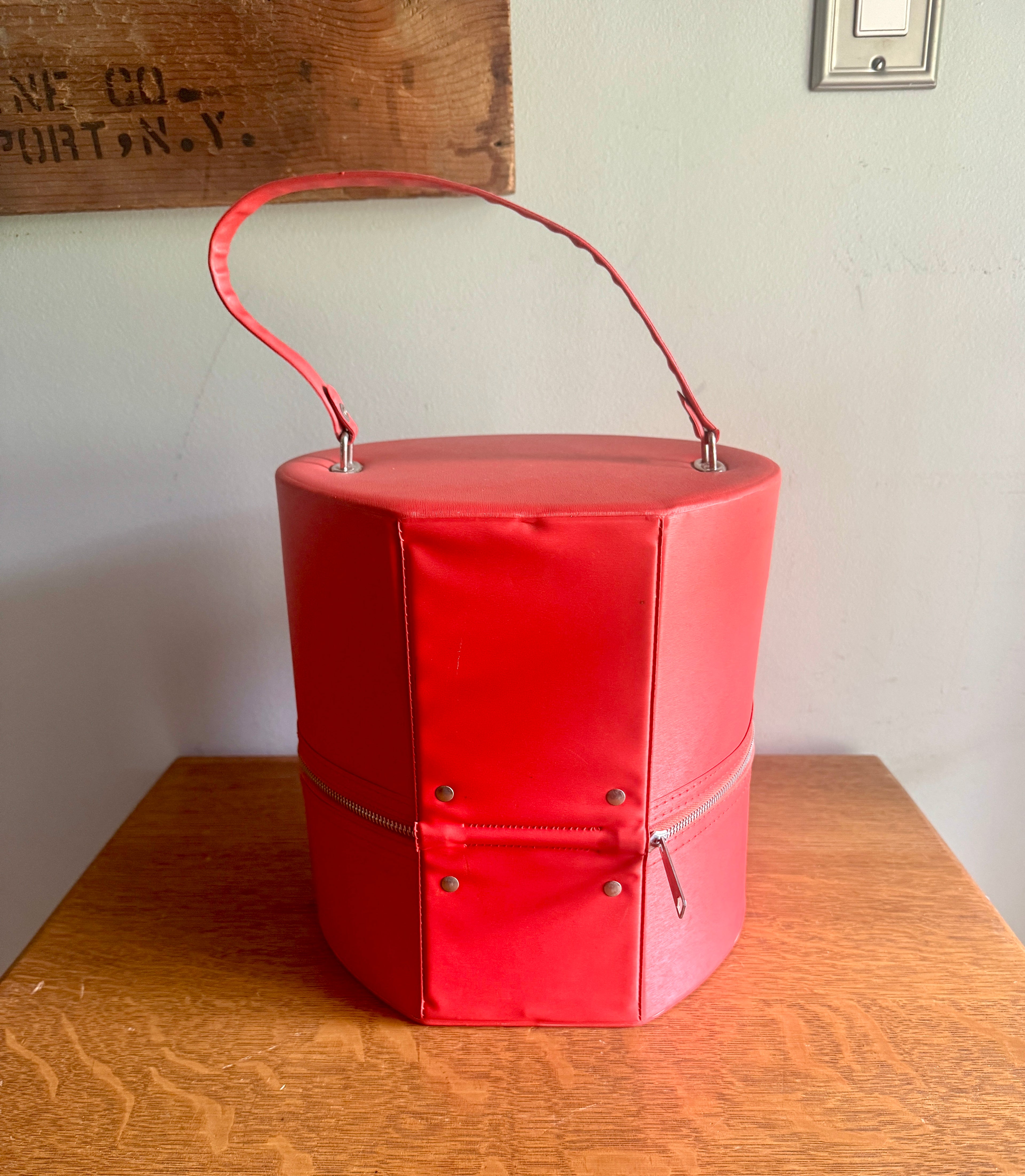 Vtg Red Round Hat/Wig Box ~ Red Hat Case ~ Round Train Case