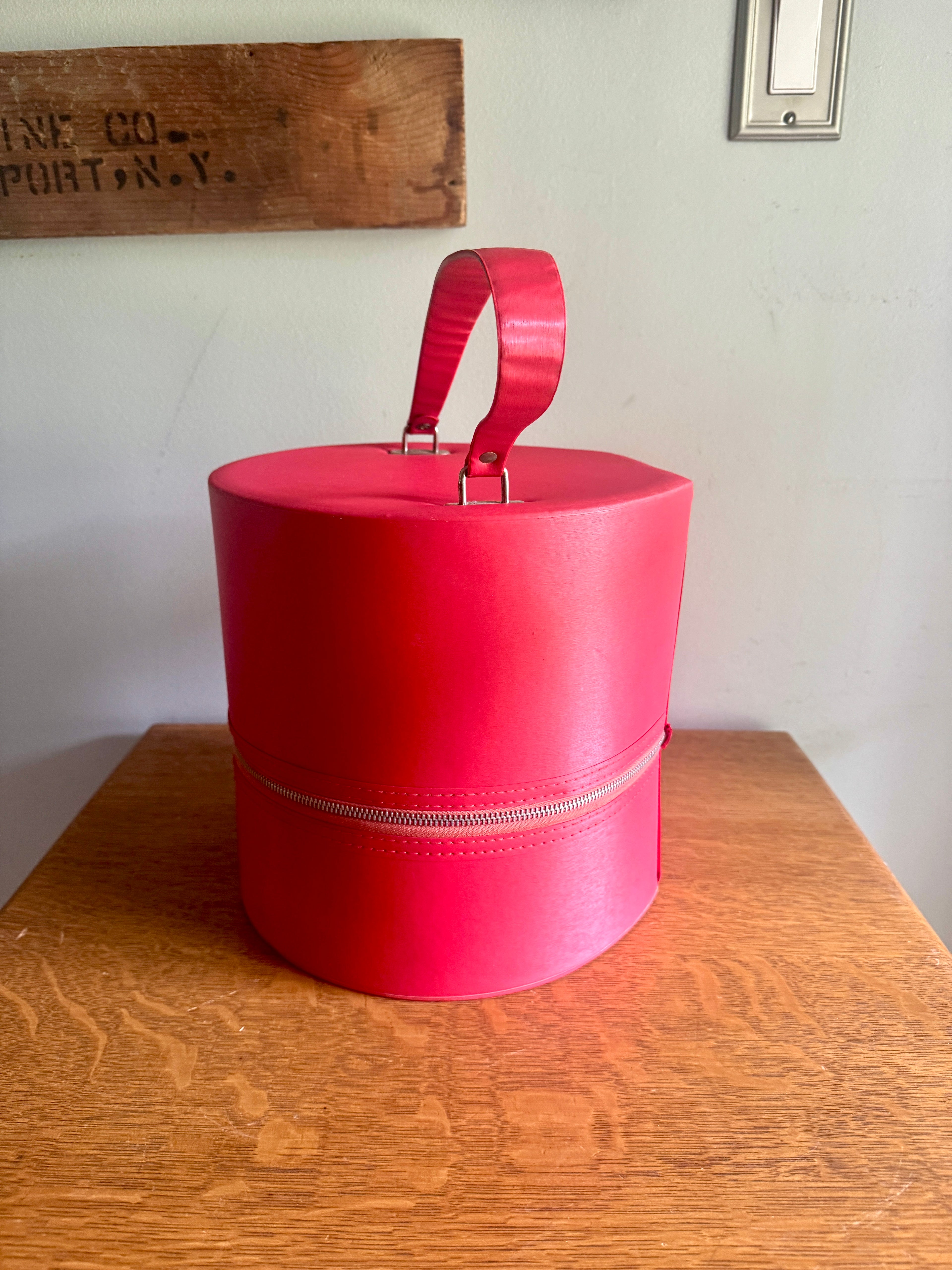 Vtg Red Round Hat/Wig Box ~ Red Hat Case ~ Round Train Case