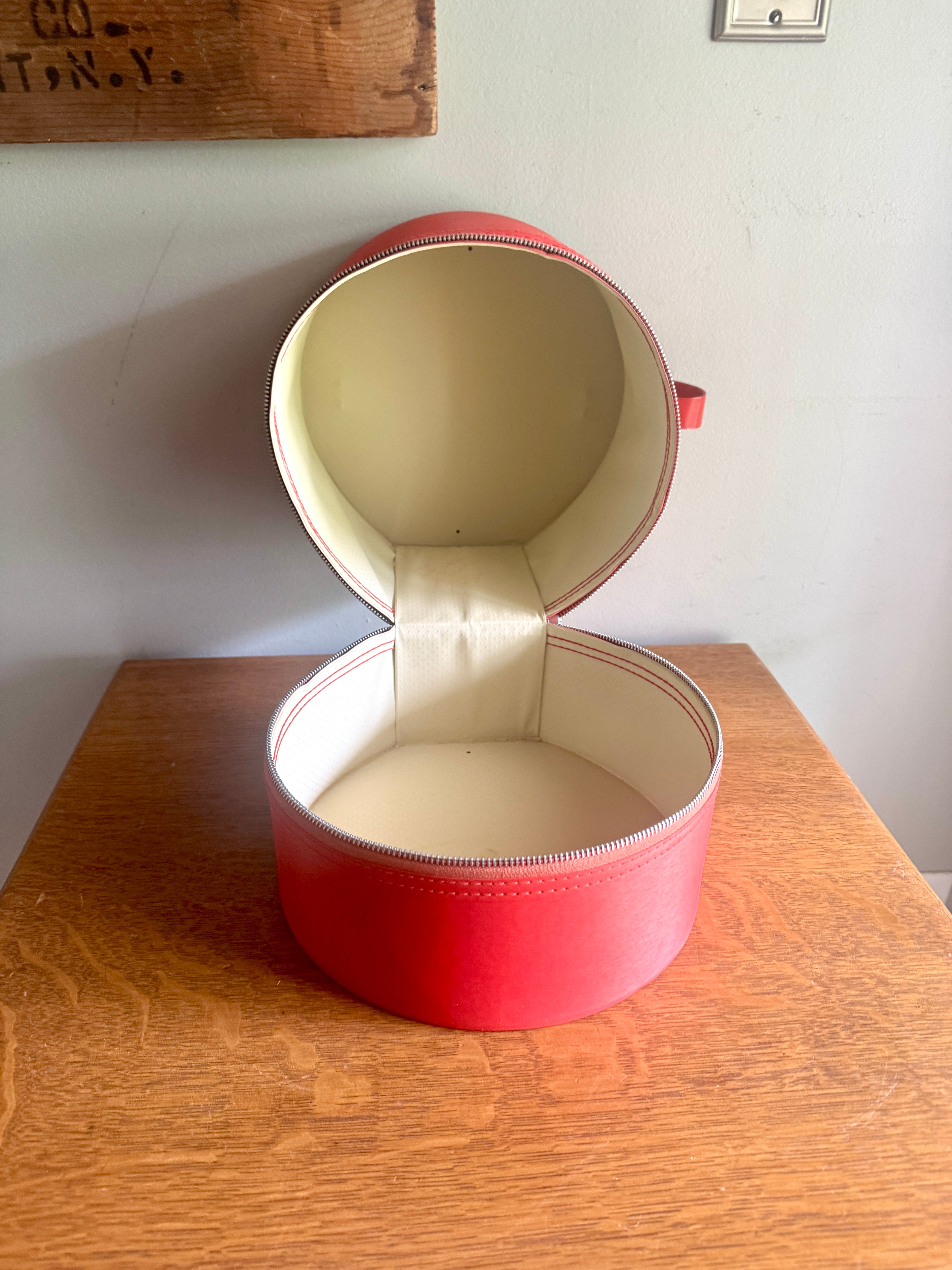 Vtg Red Round Hat/Wig Box ~ Red Hat Case ~ Round Train Case