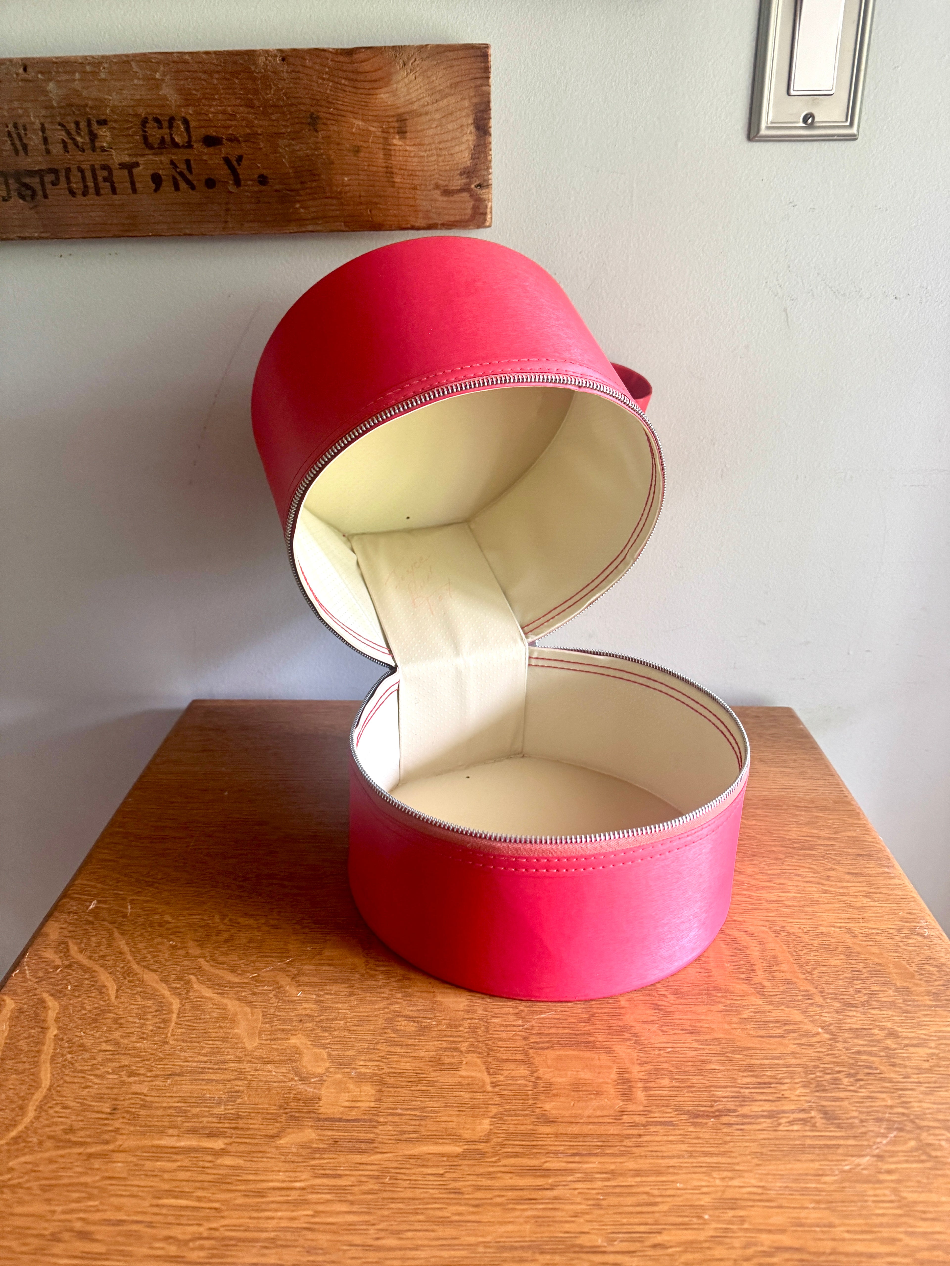 Vtg Red Round Hat/Wig Box ~ Red Hat Case ~ Round Train Case