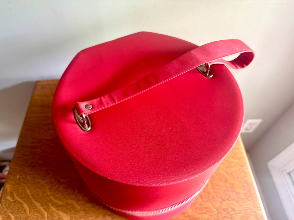 Vtg Red Round Hat/Wig Box ~ Red Hat Case ~ Round Train Case
