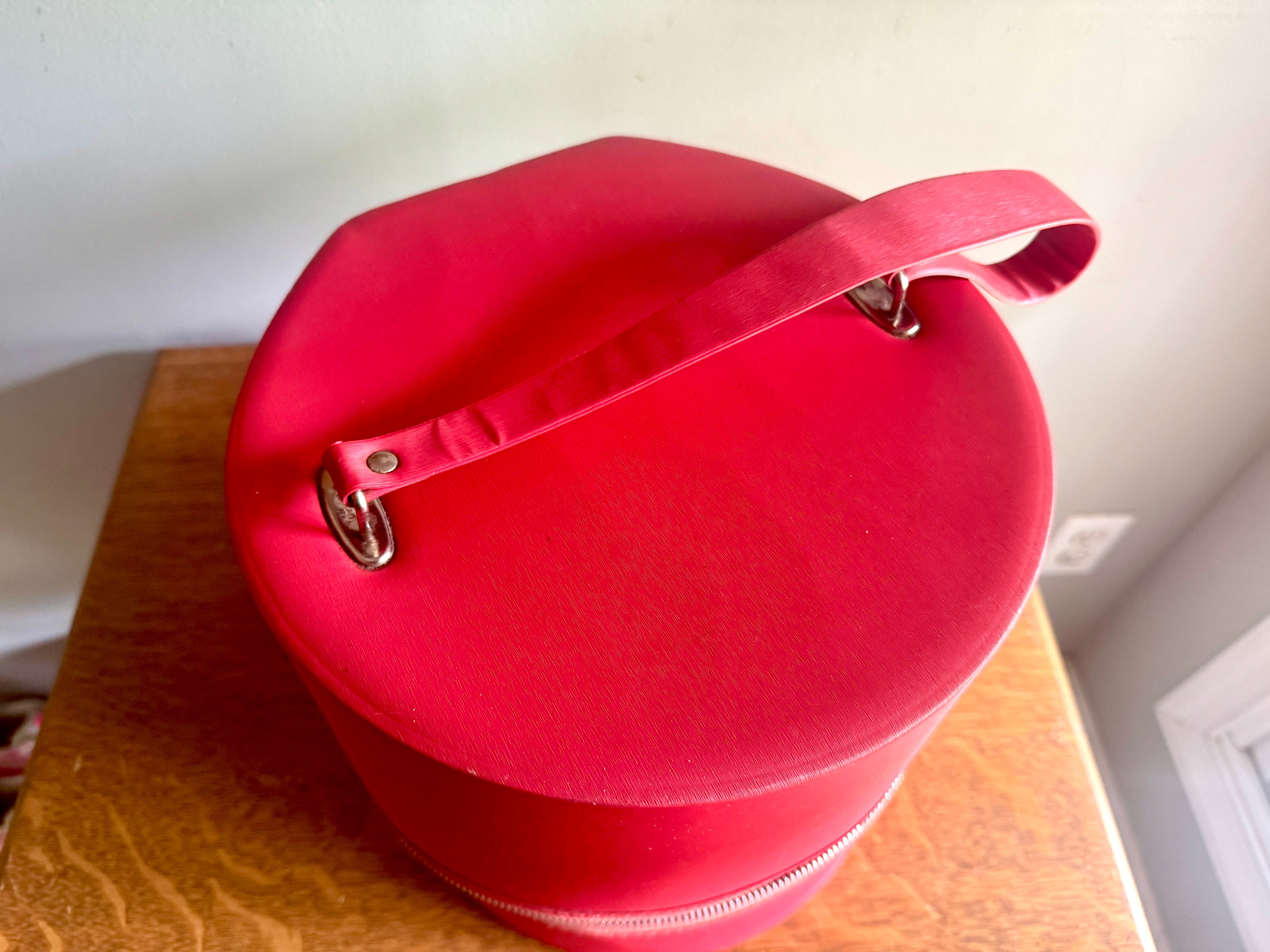 Vtg Red Round Hat/Wig Box ~ Red Hat Case ~ Round Train Case