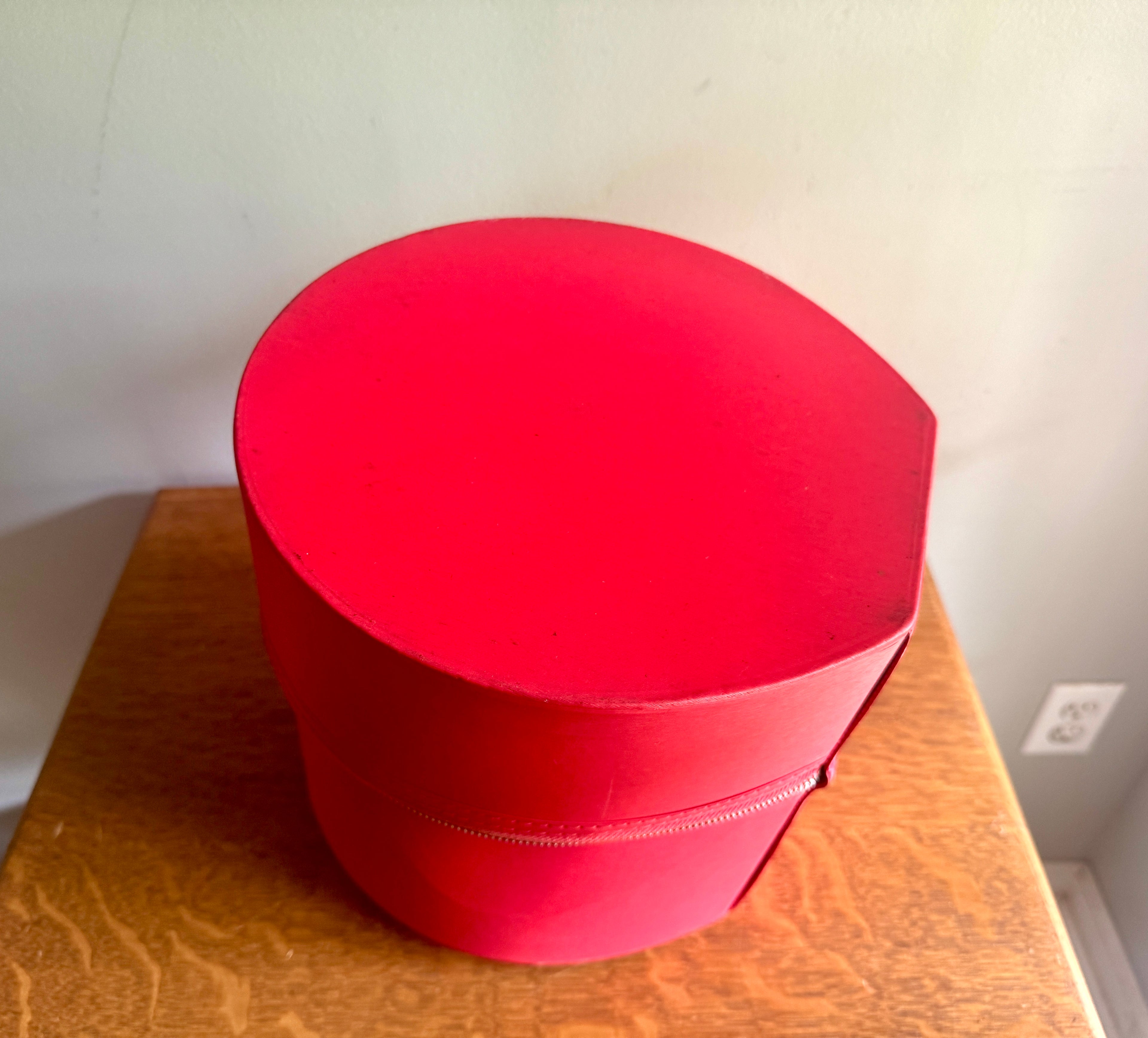 Vtg Red Round Hat/Wig Box ~ Red Hat Case ~ Round Train Case