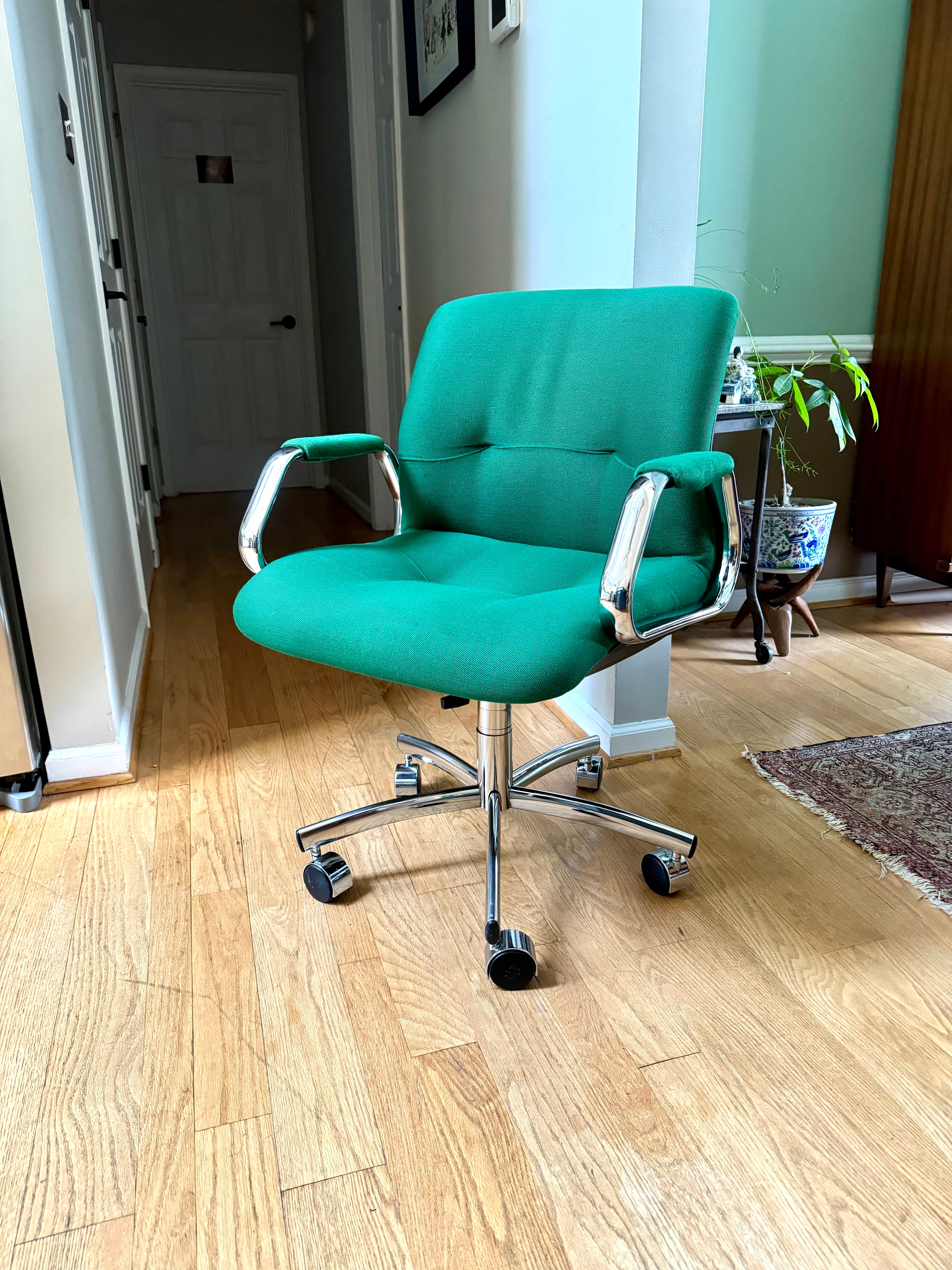 Vintage MCM Steelcase Desk Chair | Green MCM Swivel Chair | Steelcase Rolling Padded Office Chair | 80's Adjustable Executive Swivel Chair