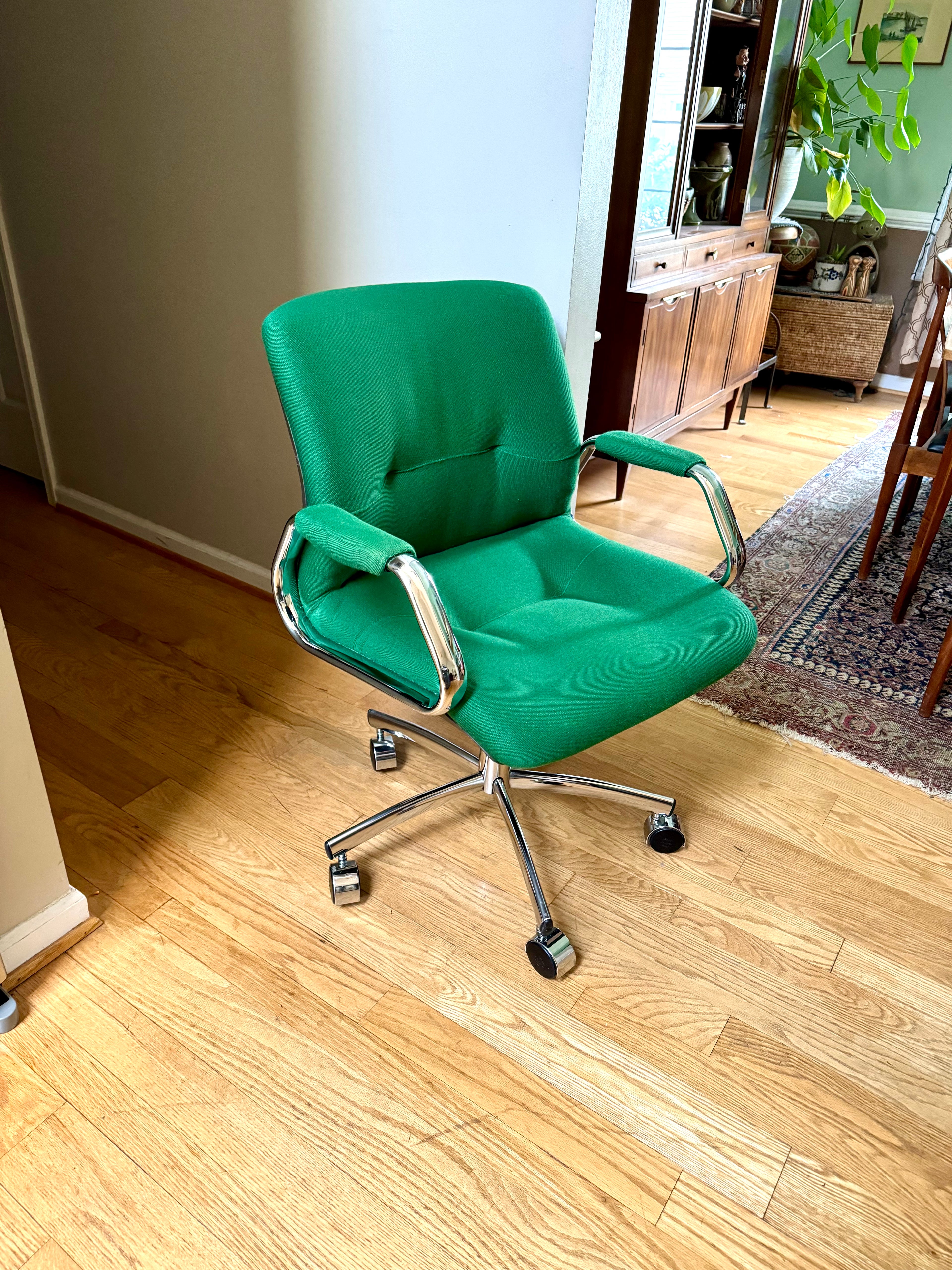 Vintage MCM Steelcase Desk Chair | Green MCM Swivel Chair | Steelcase Rolling Padded Office Chair | 80's Adjustable Executive Swivel Chair