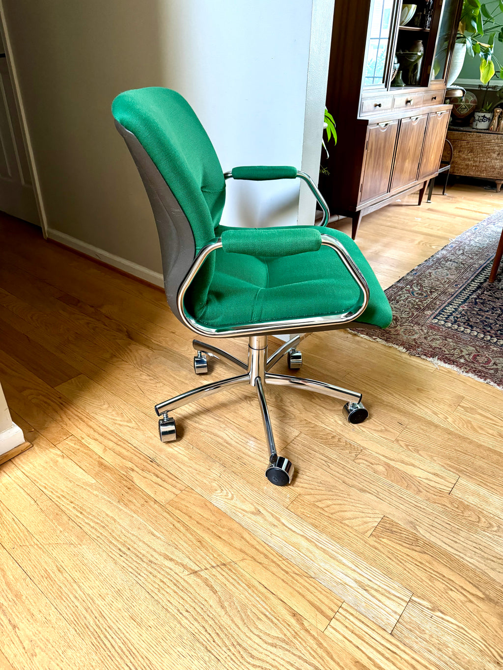 Vintage MCM Steelcase Desk Chair | Green MCM Swivel Chair | Steelcase Rolling Padded Office Chair | 80's Adjustable Executive Swivel Chair