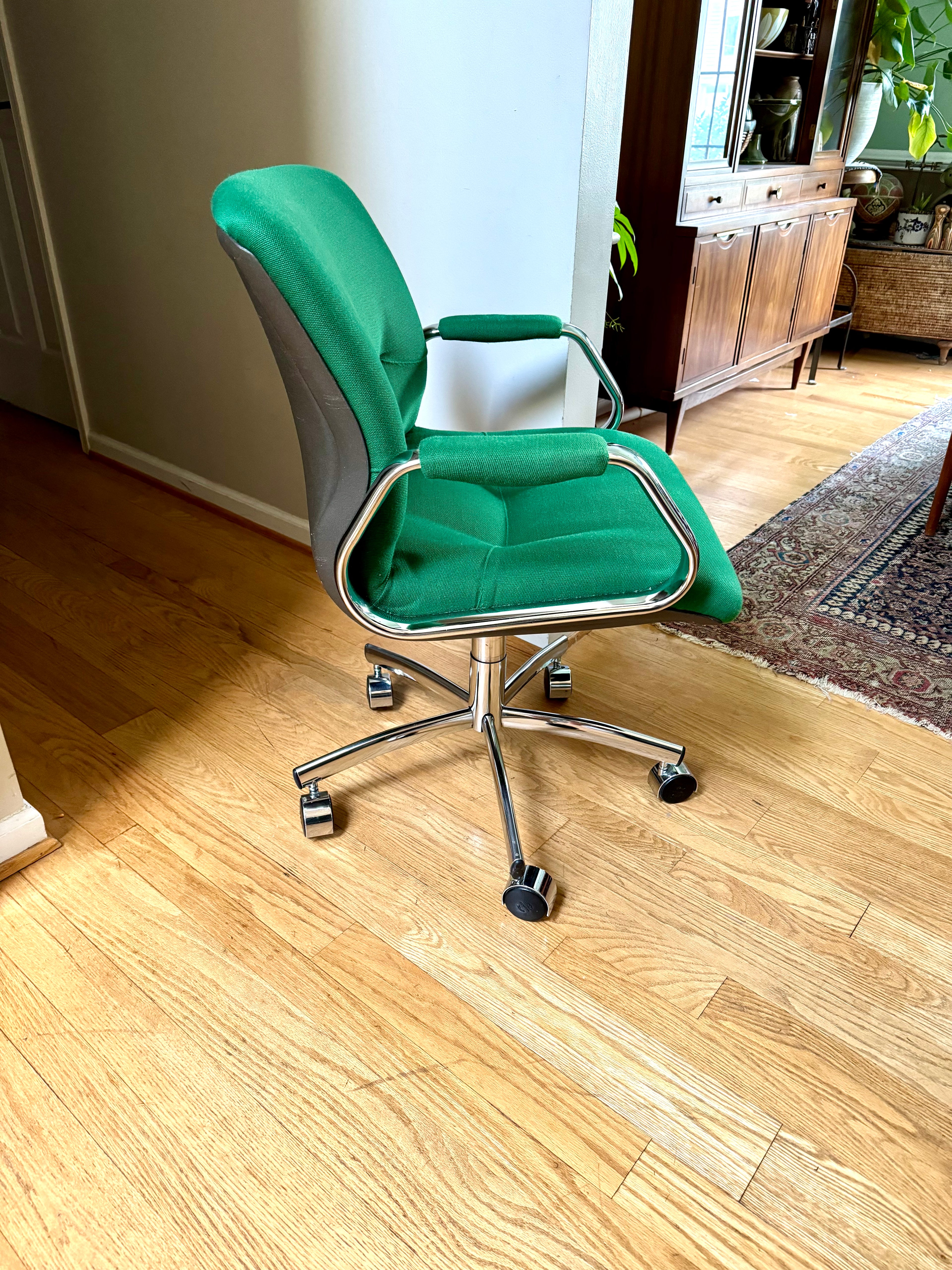 Vintage MCM Steelcase Desk Chair | Green MCM Swivel Chair | Steelcase Rolling Padded Office Chair | 80's Adjustable Executive Swivel Chair