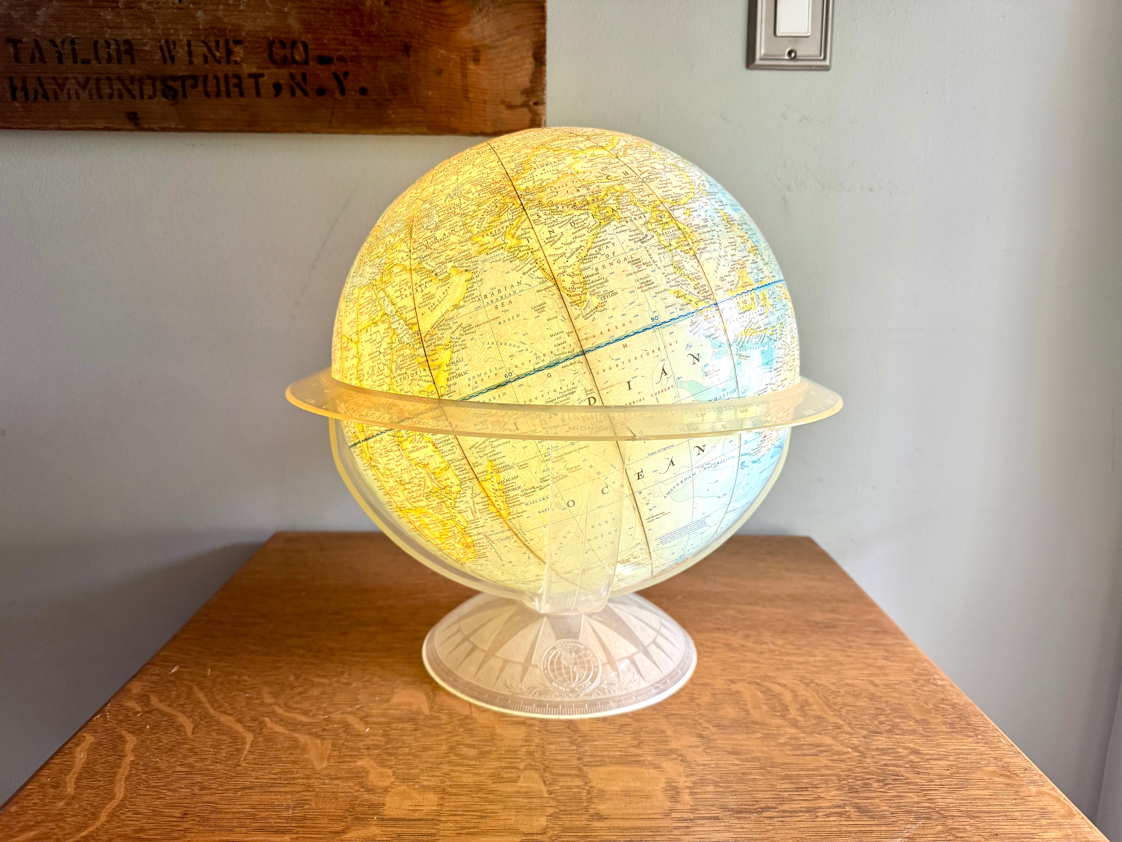 Vintage 1960's Illuminated National Geographic 12" Globe in Clear Stand ~