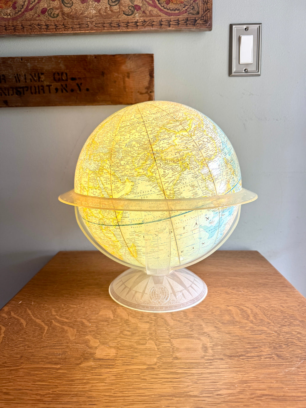 Vintage 1960's Illuminated National Geographic 12" Globe in Clear Stand ~