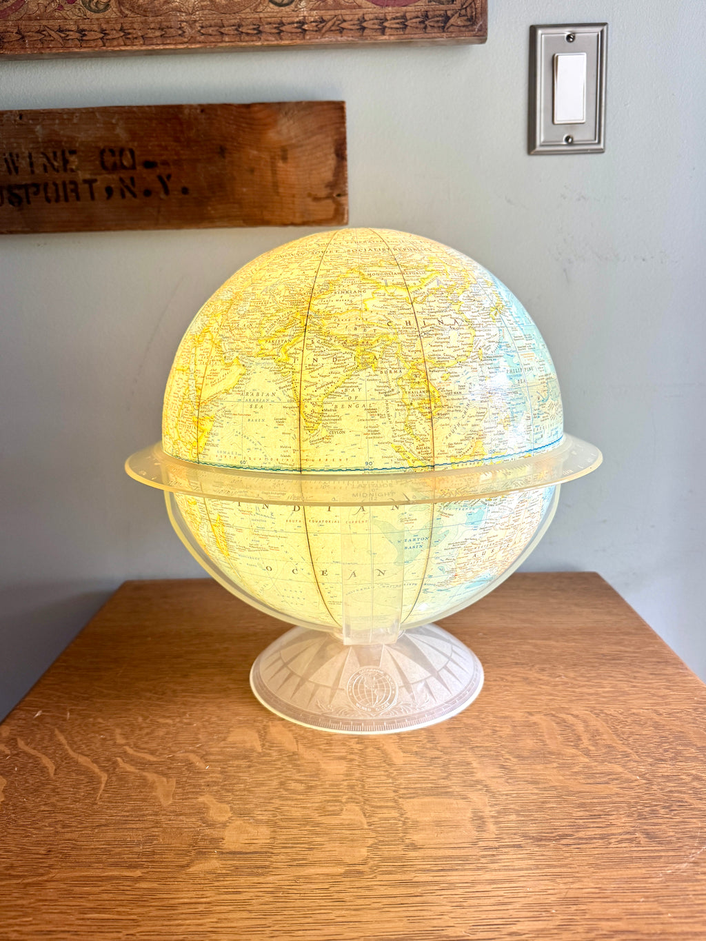 Vintage 1960's Illuminated National Geographic 12" Globe in Clear Stand ~
