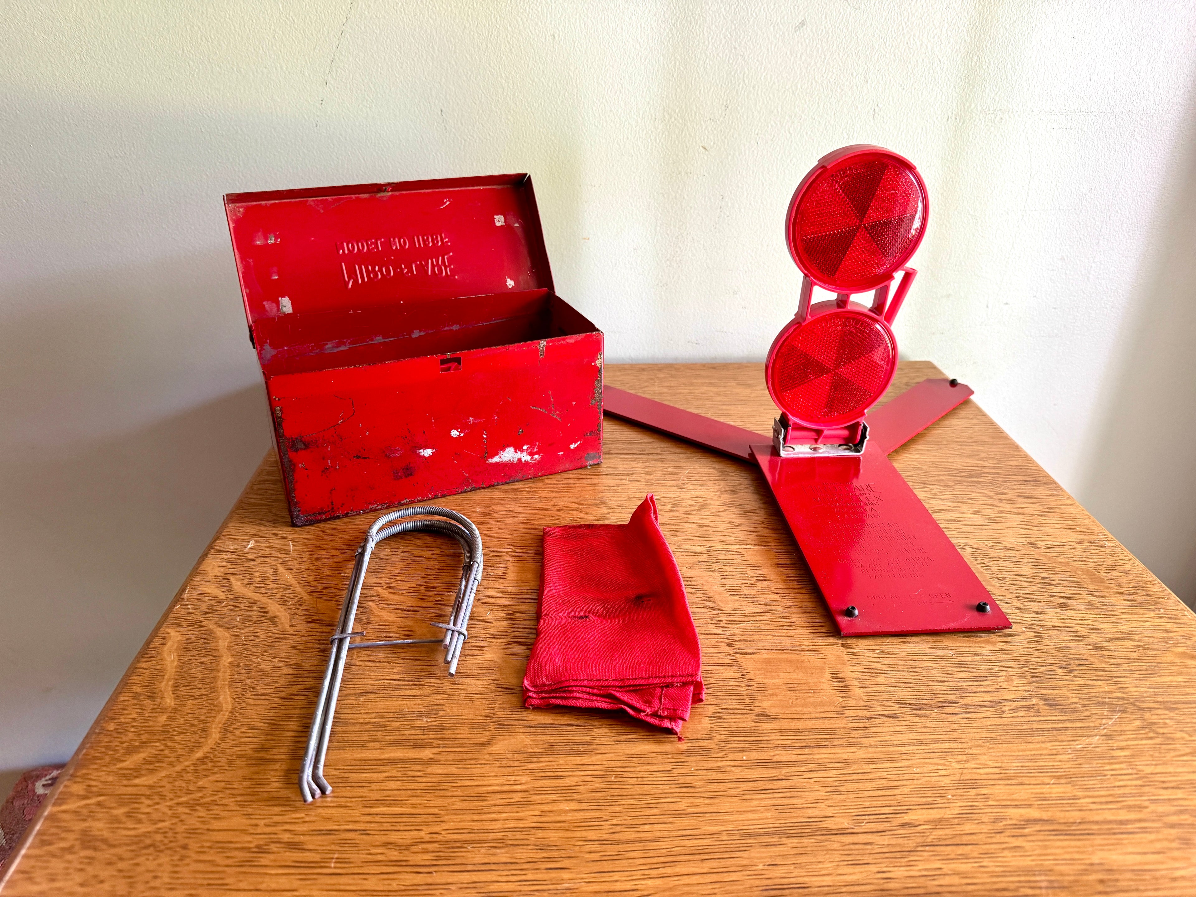 Vintage Miro-Flare 118BF Roadside Auto Safety Reflector Kit in Metal Box