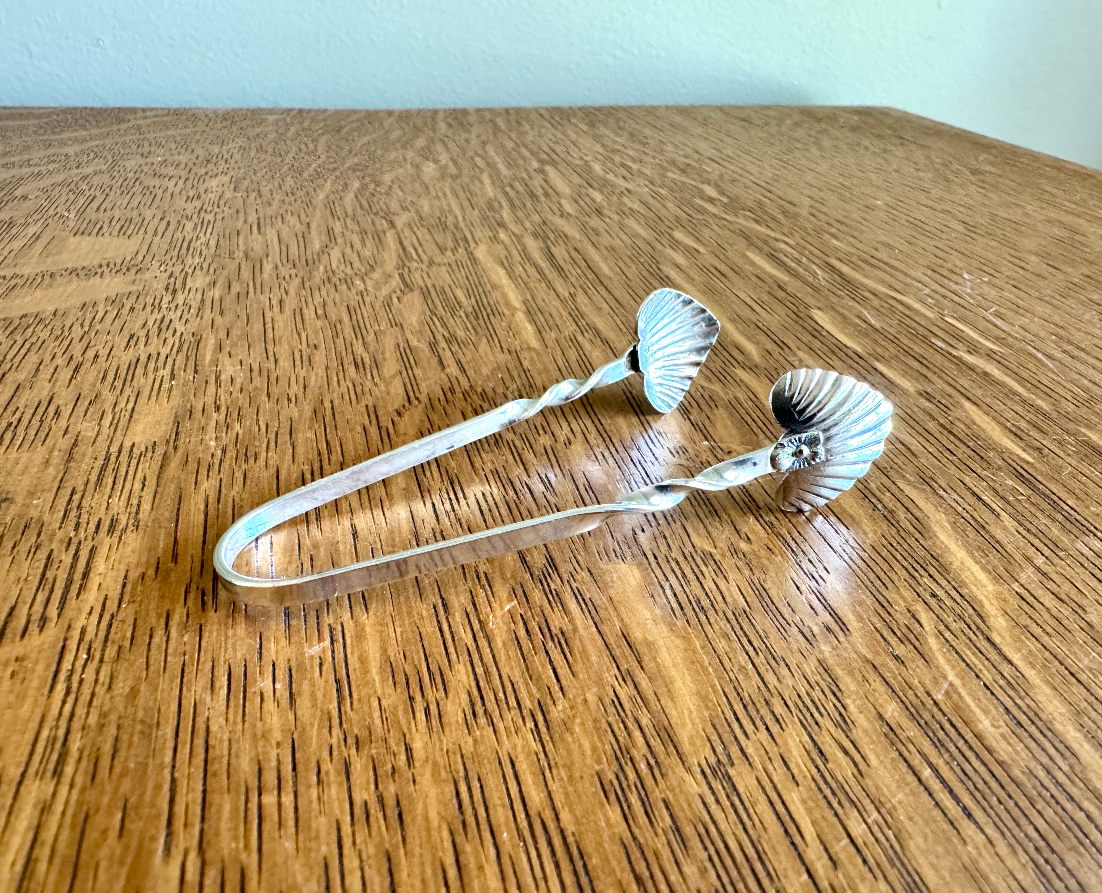 Vtg “R” Sterling Silver Heart Clam Shell Twisted Handle Sugar Cube Tongs 3”