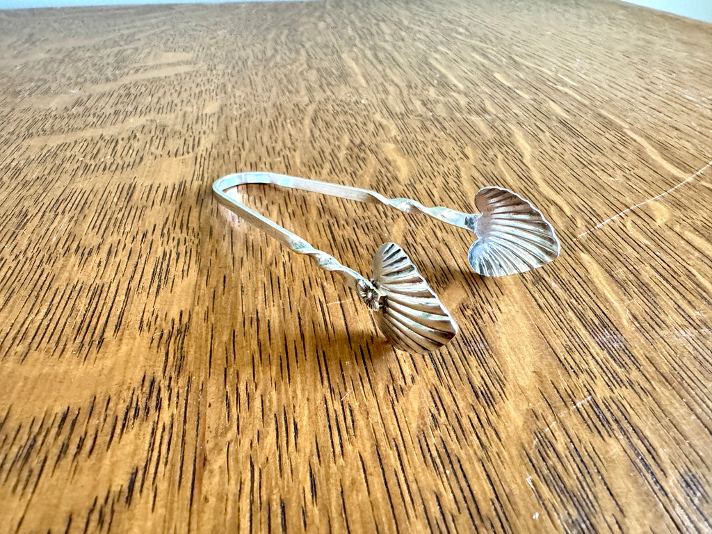 Vtg “R” Sterling Silver Heart Clam Shell Twisted Handle Sugar Cube Tongs 3”