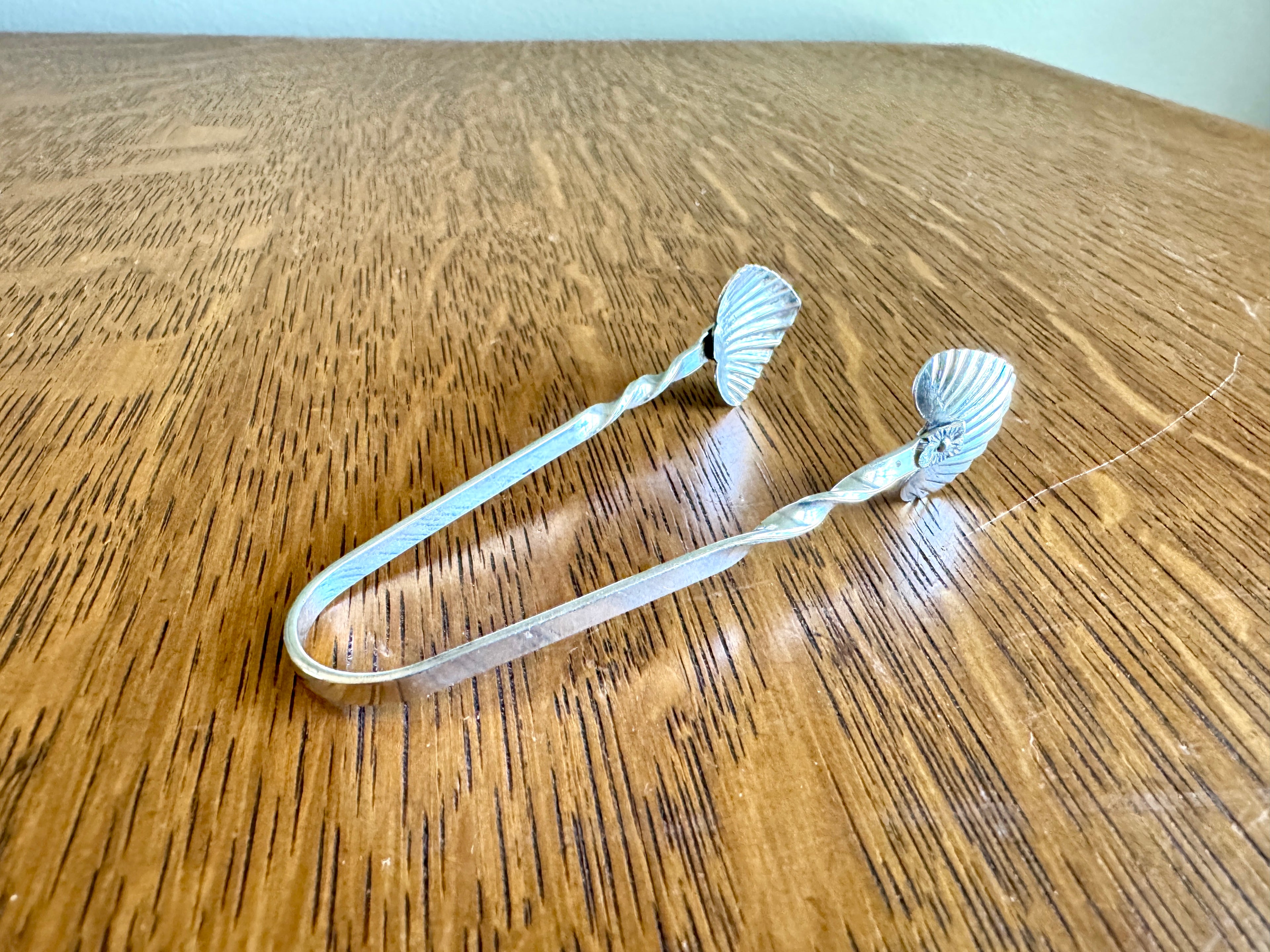 Vtg “R” Sterling Silver Heart Clam Shell Twisted Handle Sugar Cube Tongs 3”