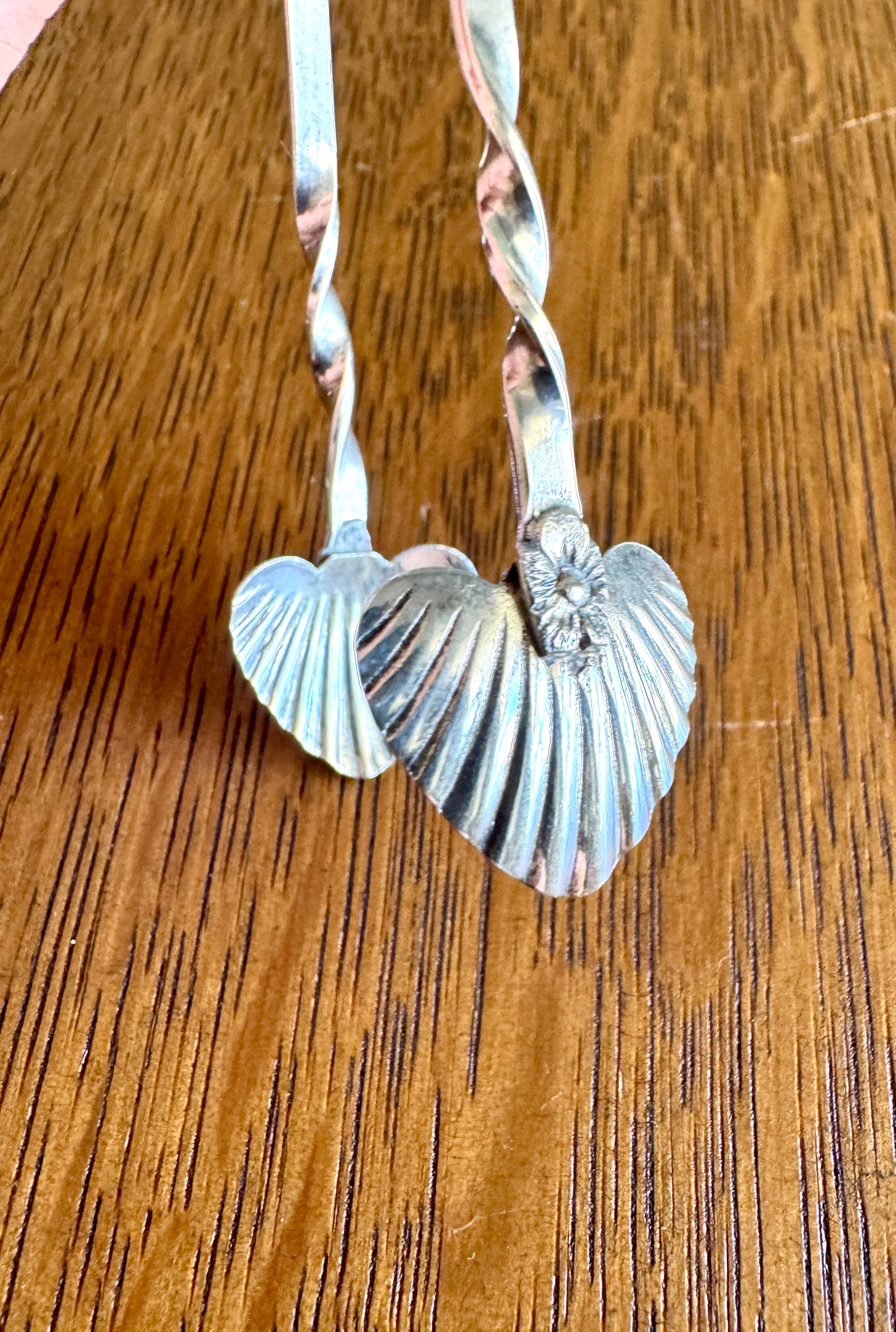 Vtg “R” Sterling Silver Heart Clam Shell Twisted Handle Sugar Cube Tongs 3”