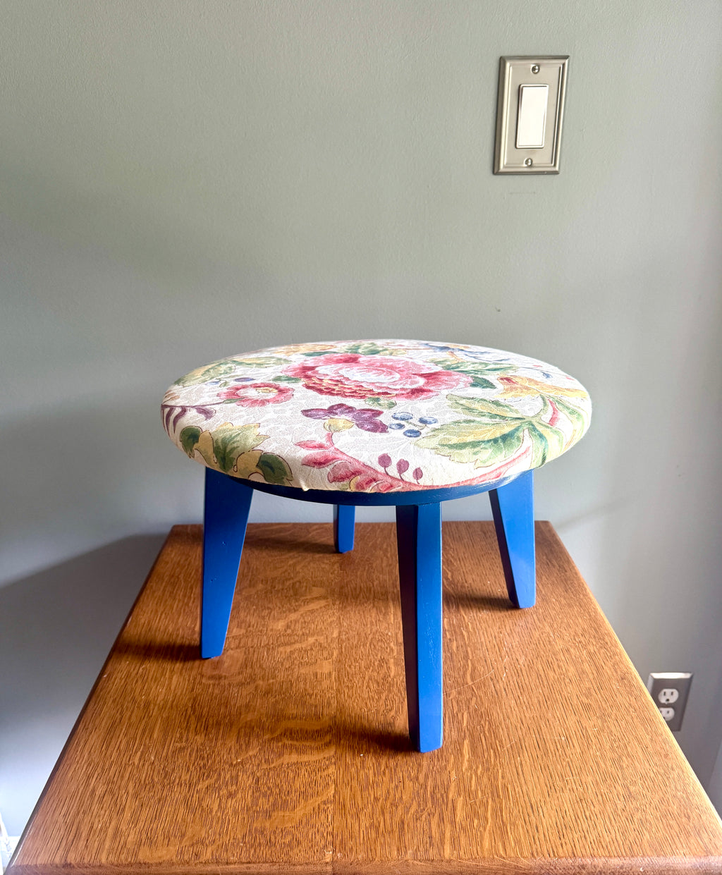 Vtg Blue Wooden & Floral Fabric Swivel Stool ~ Short Round Floral Swivel Stool