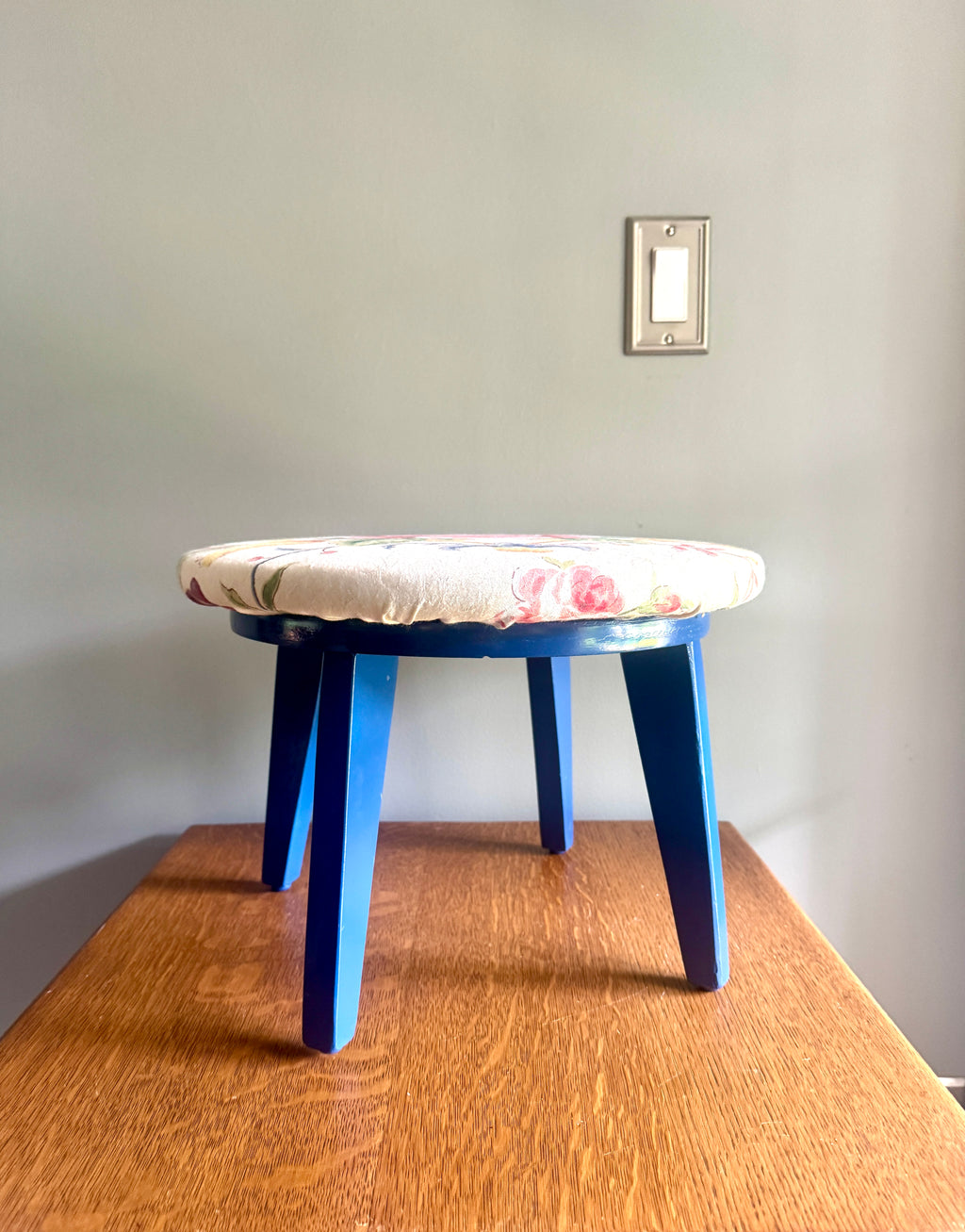 Vtg Blue Wooden & Floral Fabric Swivel Stool ~ Short Round Floral Swivel Stool