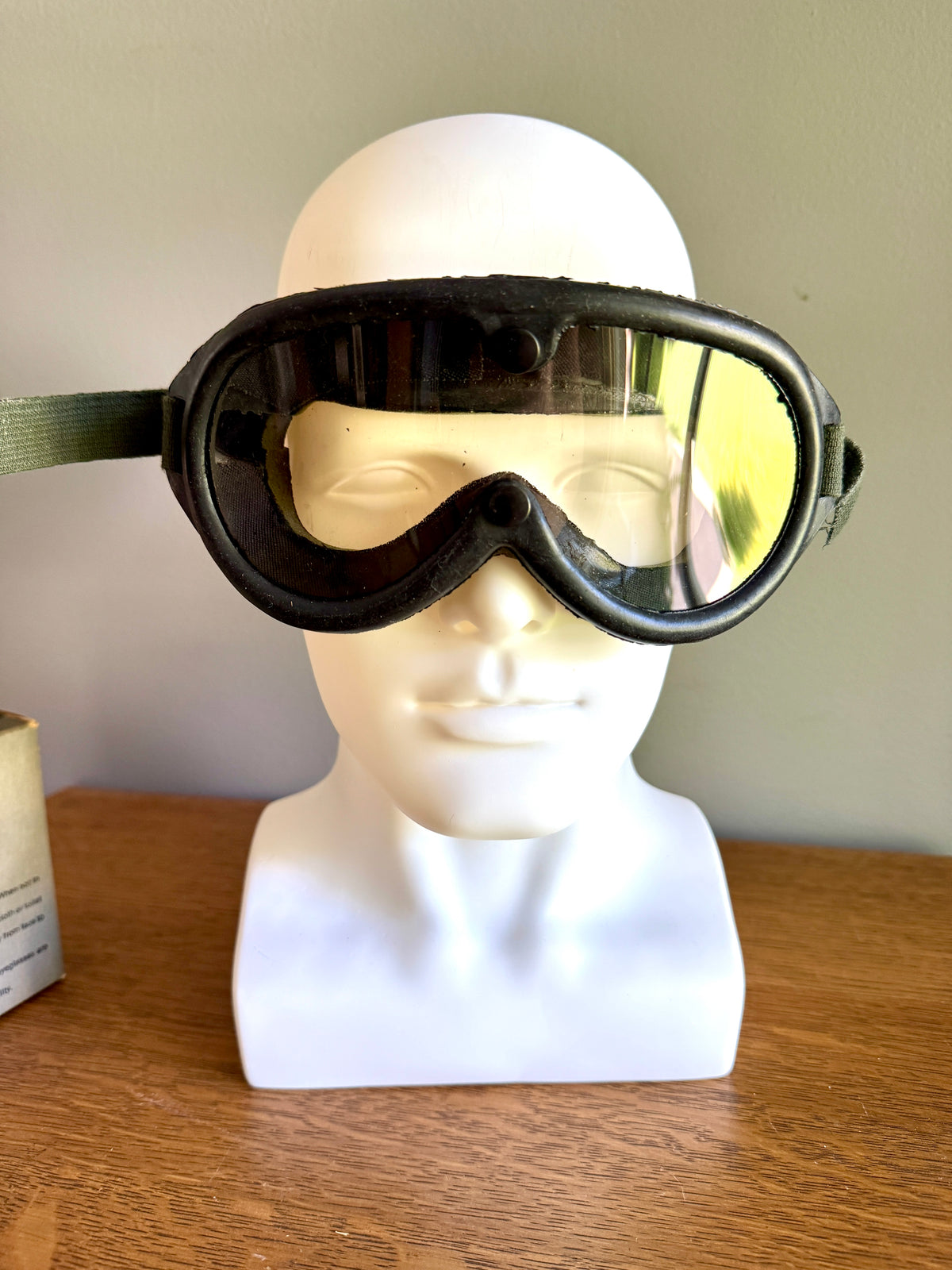 Vtg US Military Goggles M-1974 w/ Box ~ Sun,Wind & Dust Goggles With 2 Lens