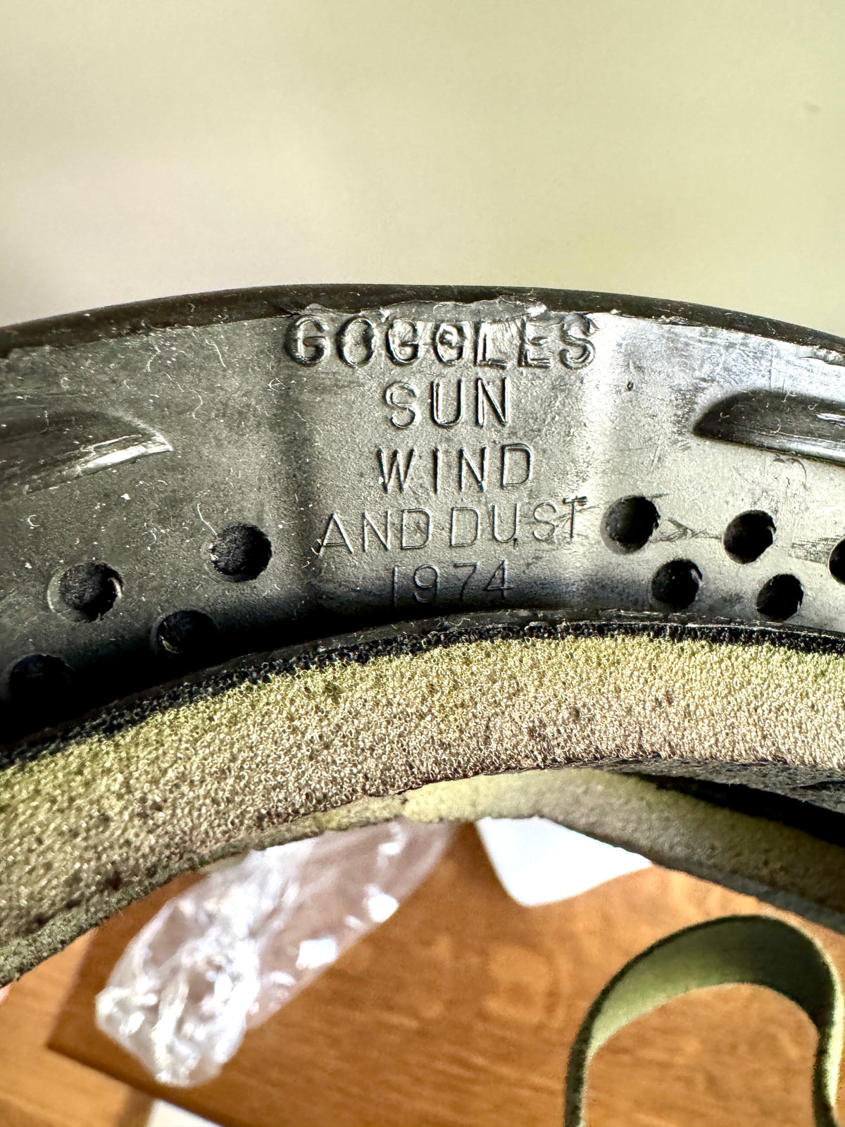 Vtg US Military Goggles M-1974 w/ Box ~ Sun,Wind & Dust Goggles With 2 Lens