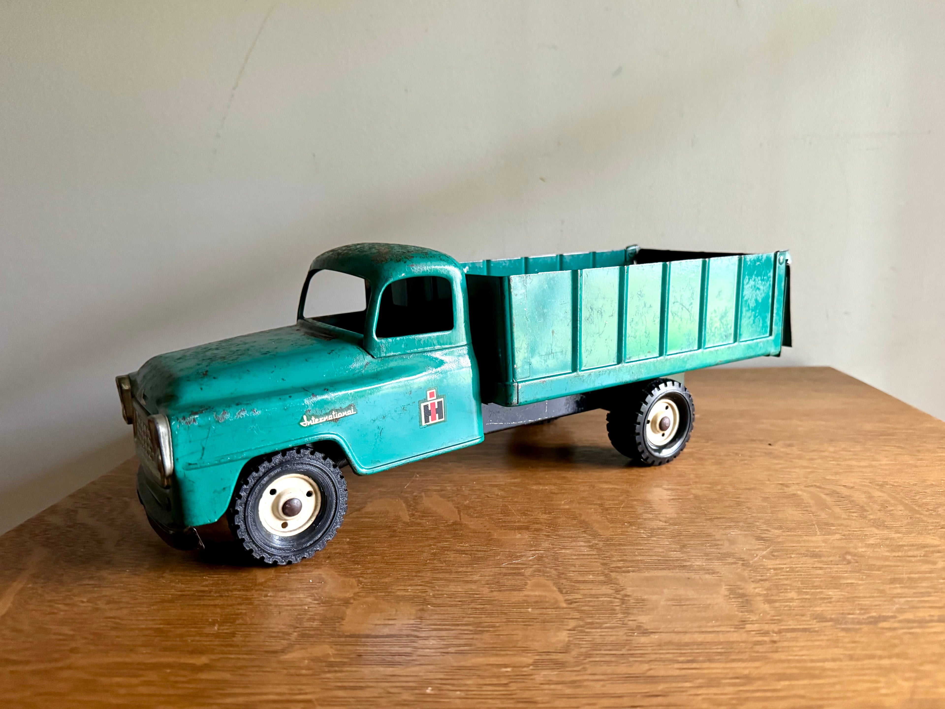 Vintage Tru-Scale IH International Grain Truck | 1/16 Scale Pressed Steel Harvester Truck